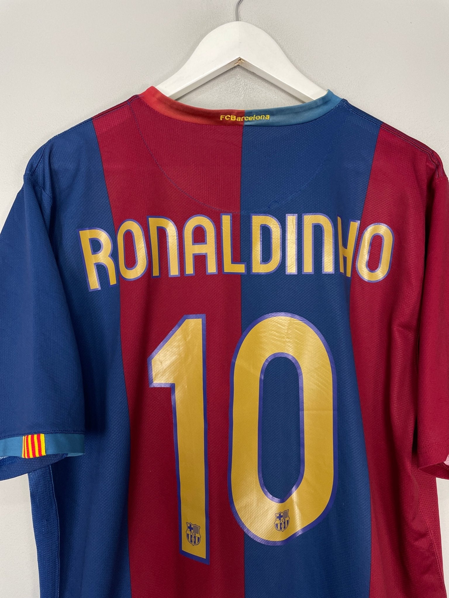 Shop 2006/07 BARCELONA RONALDINHO #10 HOME SHIRT (M) NIKE, classic football shirts, vintage football shirts & retro soccer jerseys at Cult Kits