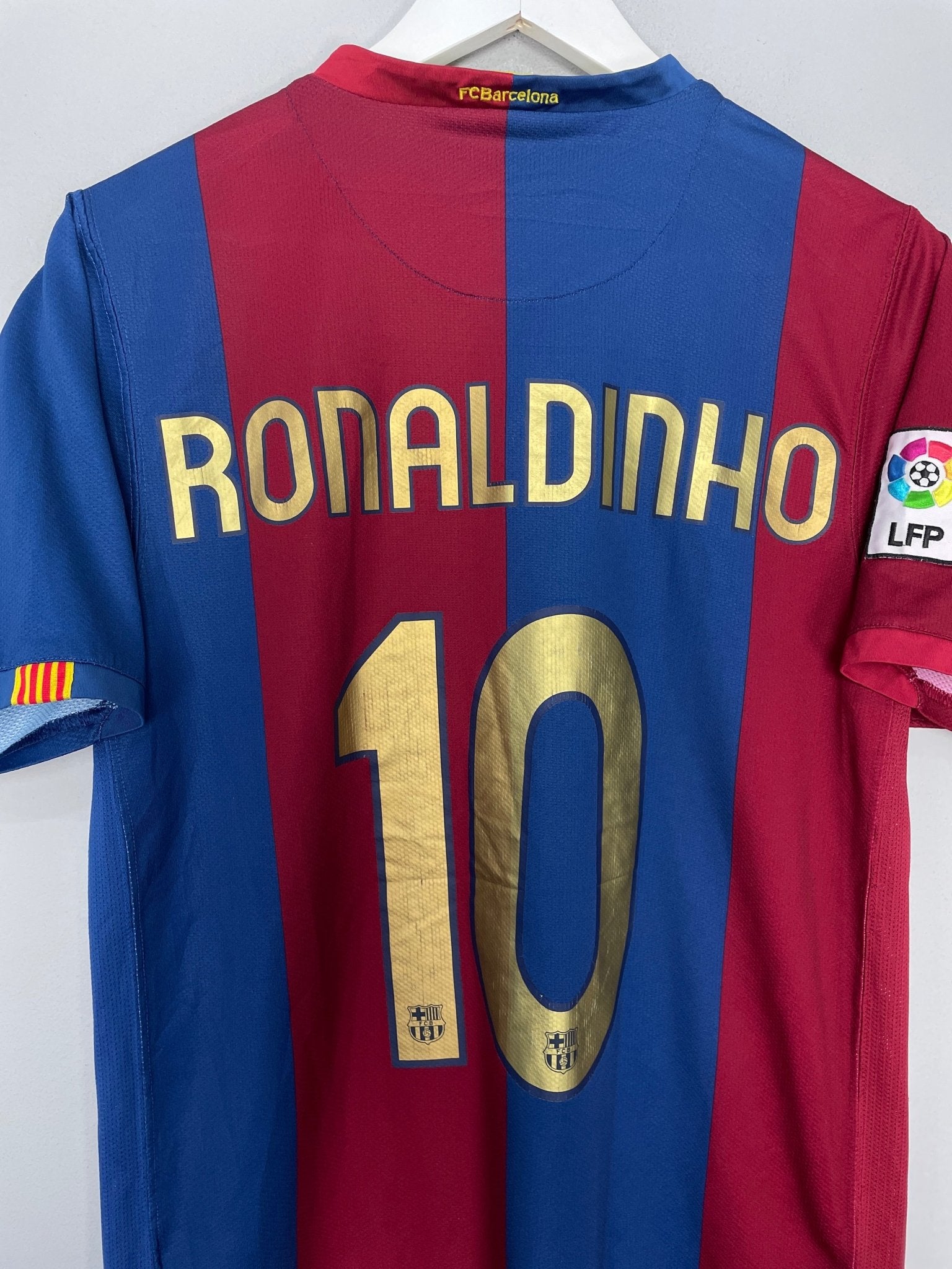 Shop 2006/07 BARCELONA RONALDINHO #10 HOME SHIRT (M) NIKE, classic football shirts, vintage football shirts & retro soccer jerseys at Cult Kits