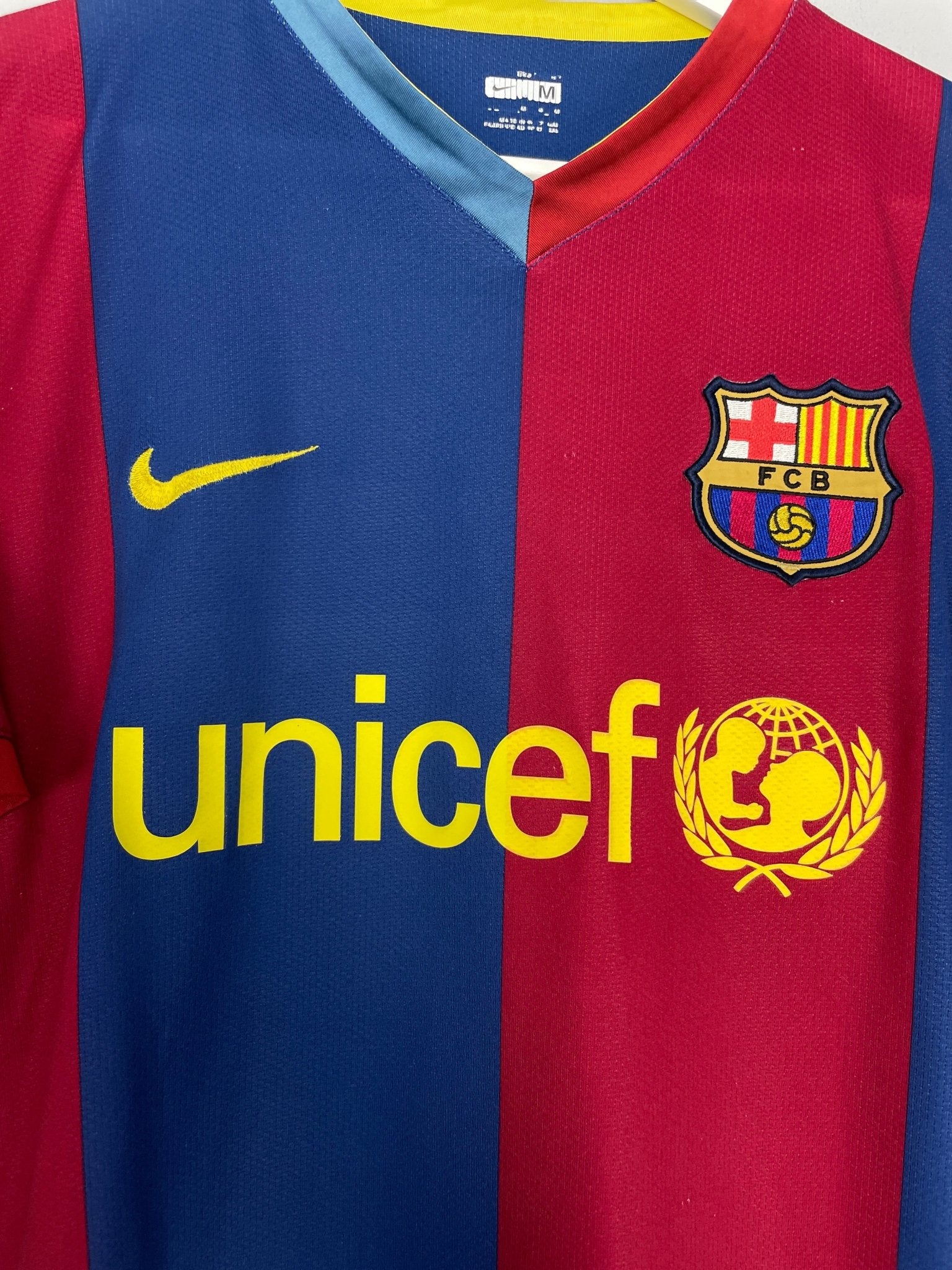 Shop 2006/07 BARCELONA RONALDINHO #10 HOME SHIRT (M) NIKE, classic football shirts, vintage football shirts & retro soccer jerseys at Cult Kits