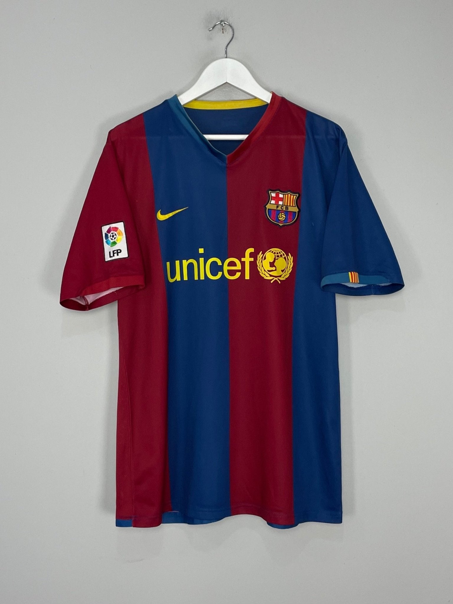 Shop 2006/07 BARCELONA RONALDINHO #10 HOME SHIRT (M) NIKE, classic football shirts, vintage football shirts & retro soccer jerseys at Cult Kits