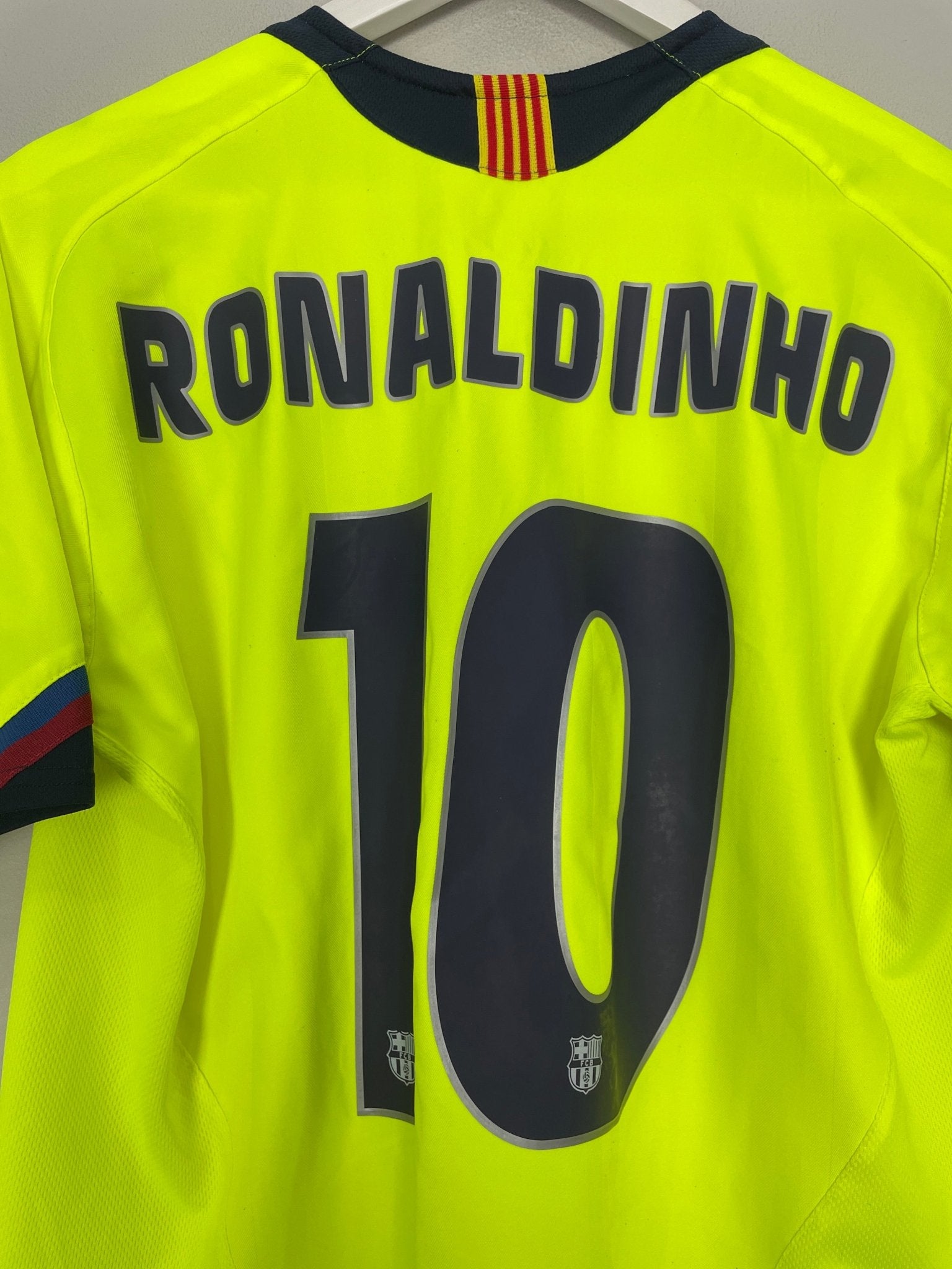 Shop 2006/07 BARCELONA RONALDINHO #10 THIRD SHIRT (M) NIKE, classic football shirts, vintage football shirts & retro soccer jerseys at Cult Kits