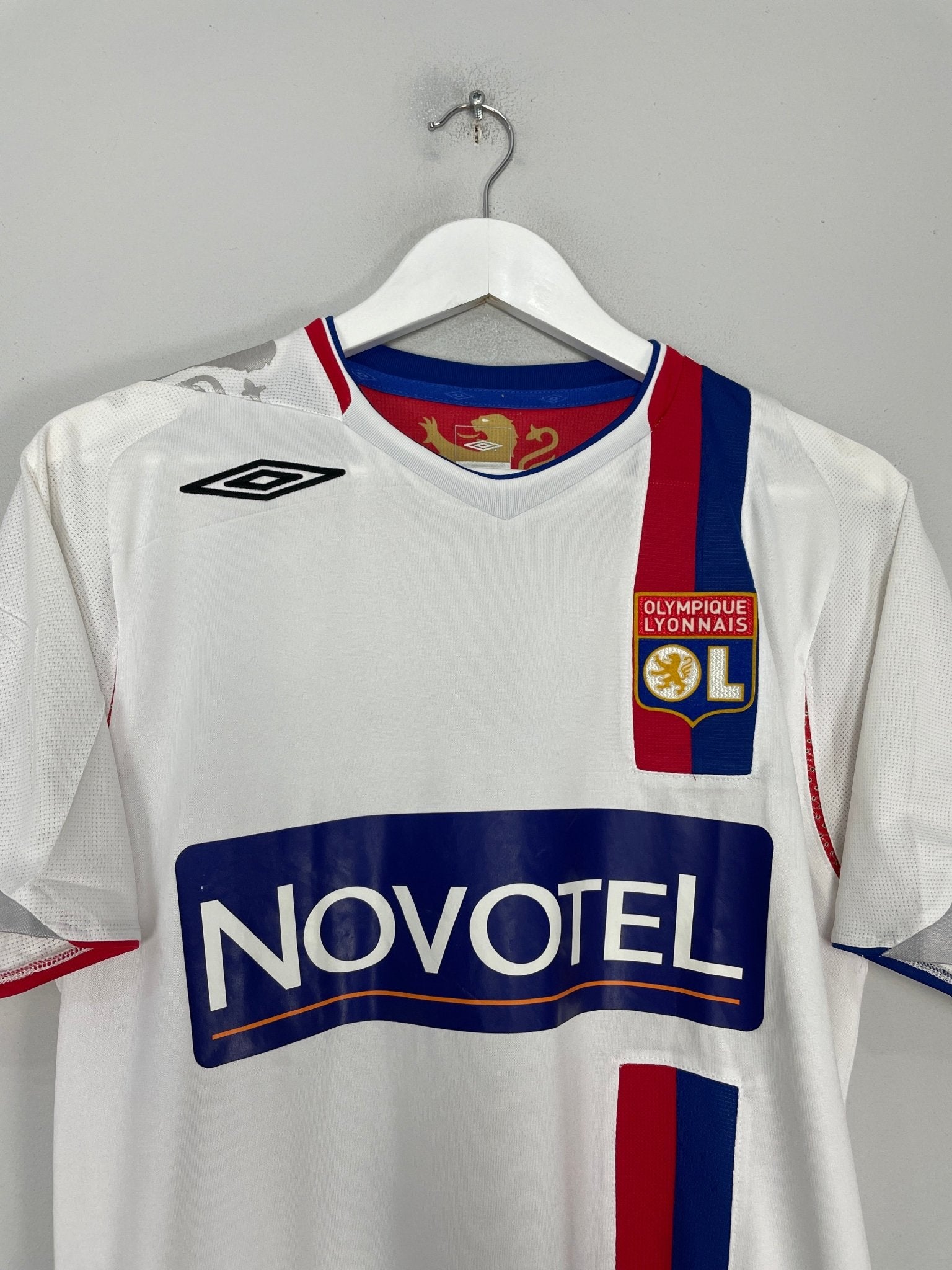 Shop 2006/07 LYON JUNINHO #8 HOME SHIRT (M) UMBRO, classic football shirts, vintage football shirts & retro soccer jerseys at Cult Kits