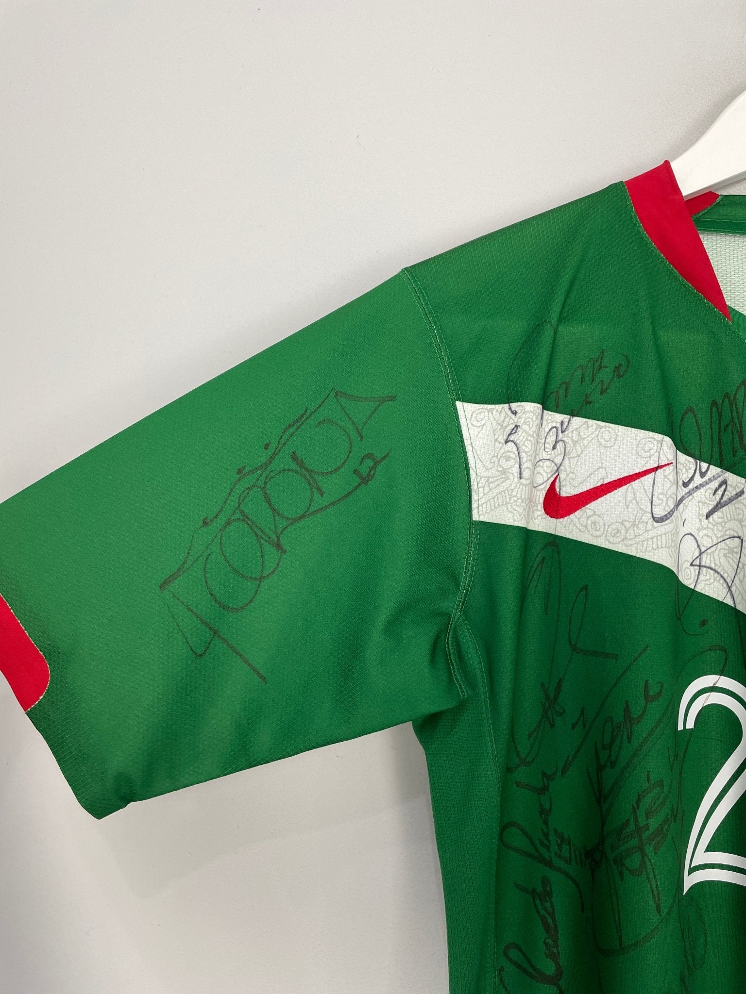Shop 2006/07 MEXICO #20 *BNWT* SQUAD SIGNED SHIRT (M) NIKE, classic football shirts, vintage football shirts & retro soccer jerseys at Cult Kits