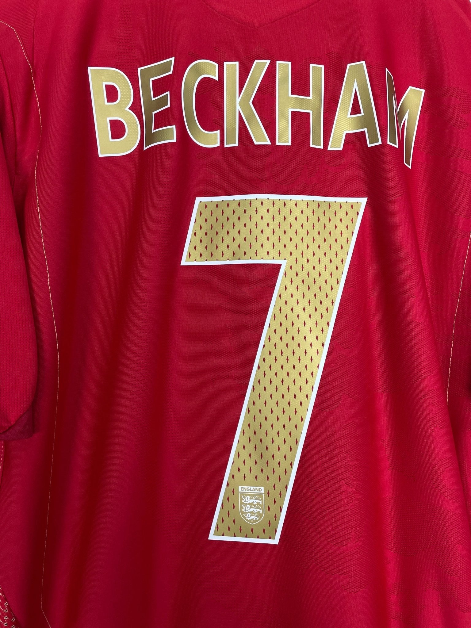 Shop 2006/08 ENGLAND BECKHAM #7 AWAY SHIRT (XL) UMBRO, classic football shirts, vintage football shirts & retro soccer jerseys at Cult Kits