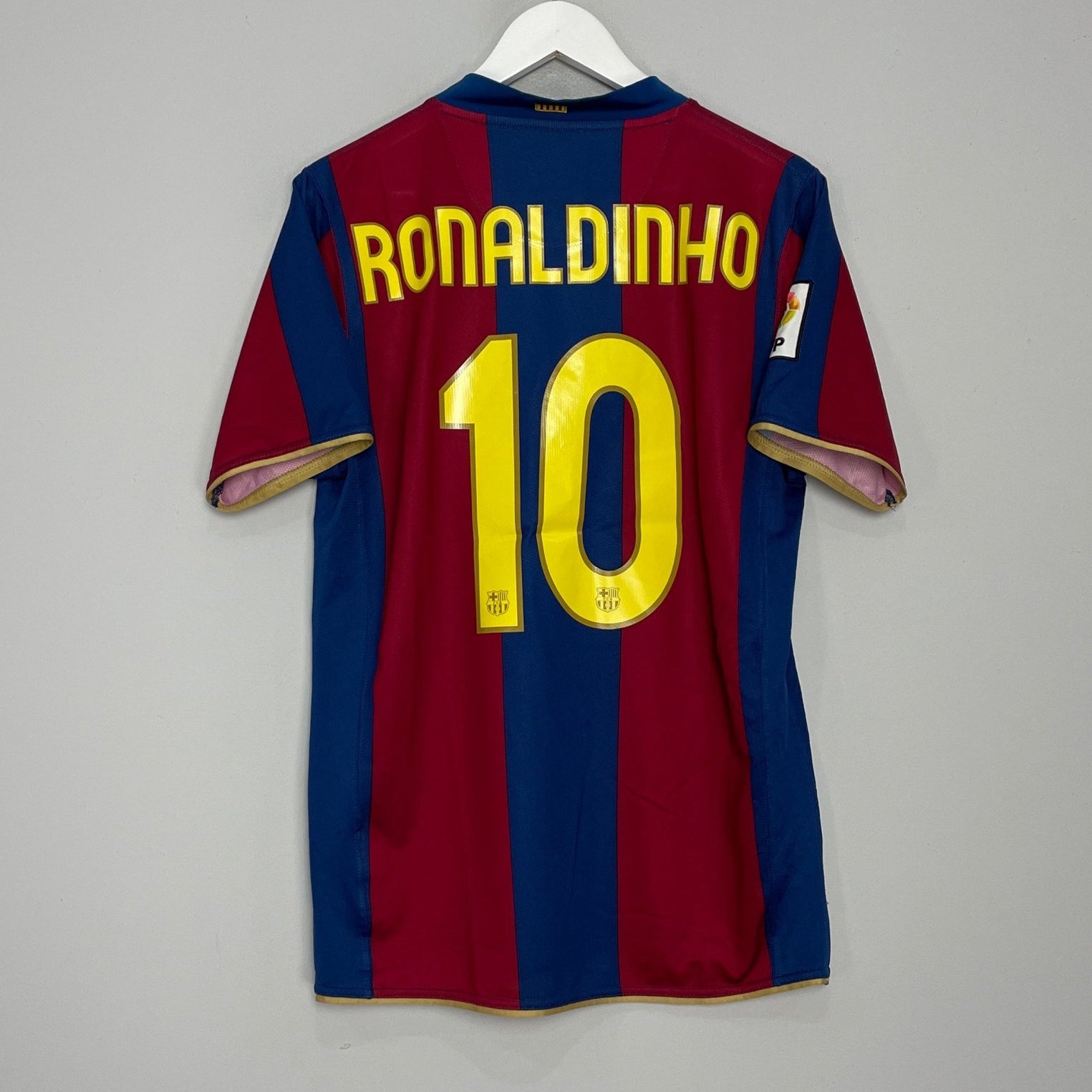 Shop 2007/08 BARCELONA RONALDINHO #10 HOME SHIRT (M) NIKE, classic football shirts, vintage football shirts & retro soccer jerseys at Cult Kits
