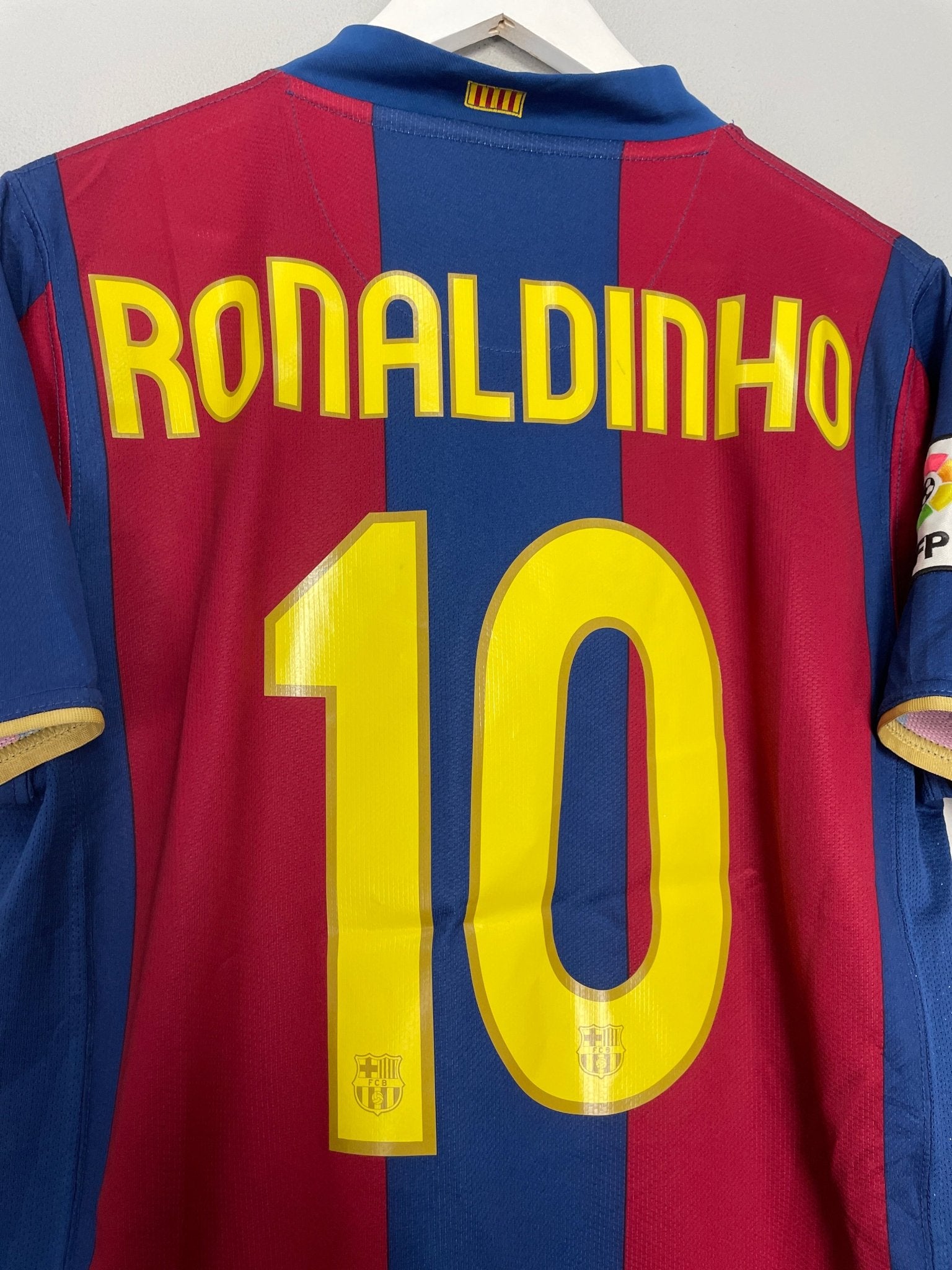 Shop 2007/08 BARCELONA RONALDINHO #10 HOME SHIRT (M) NIKE, classic football shirts, vintage football shirts & retro soccer jerseys at Cult Kits