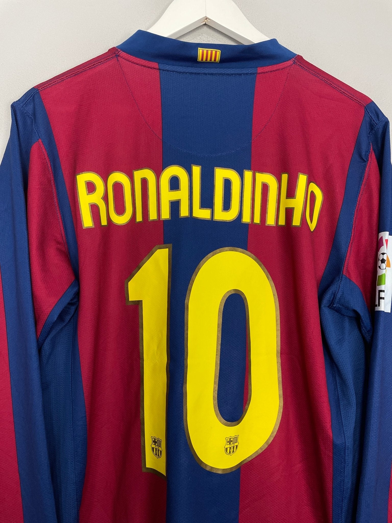 Shop 2007/08 BARCELONA RONALDINHO #10 L/S HOME SHIRT (M) NIKE, classic football shirts, vintage football shirts & retro soccer jerseys at Cult Kits