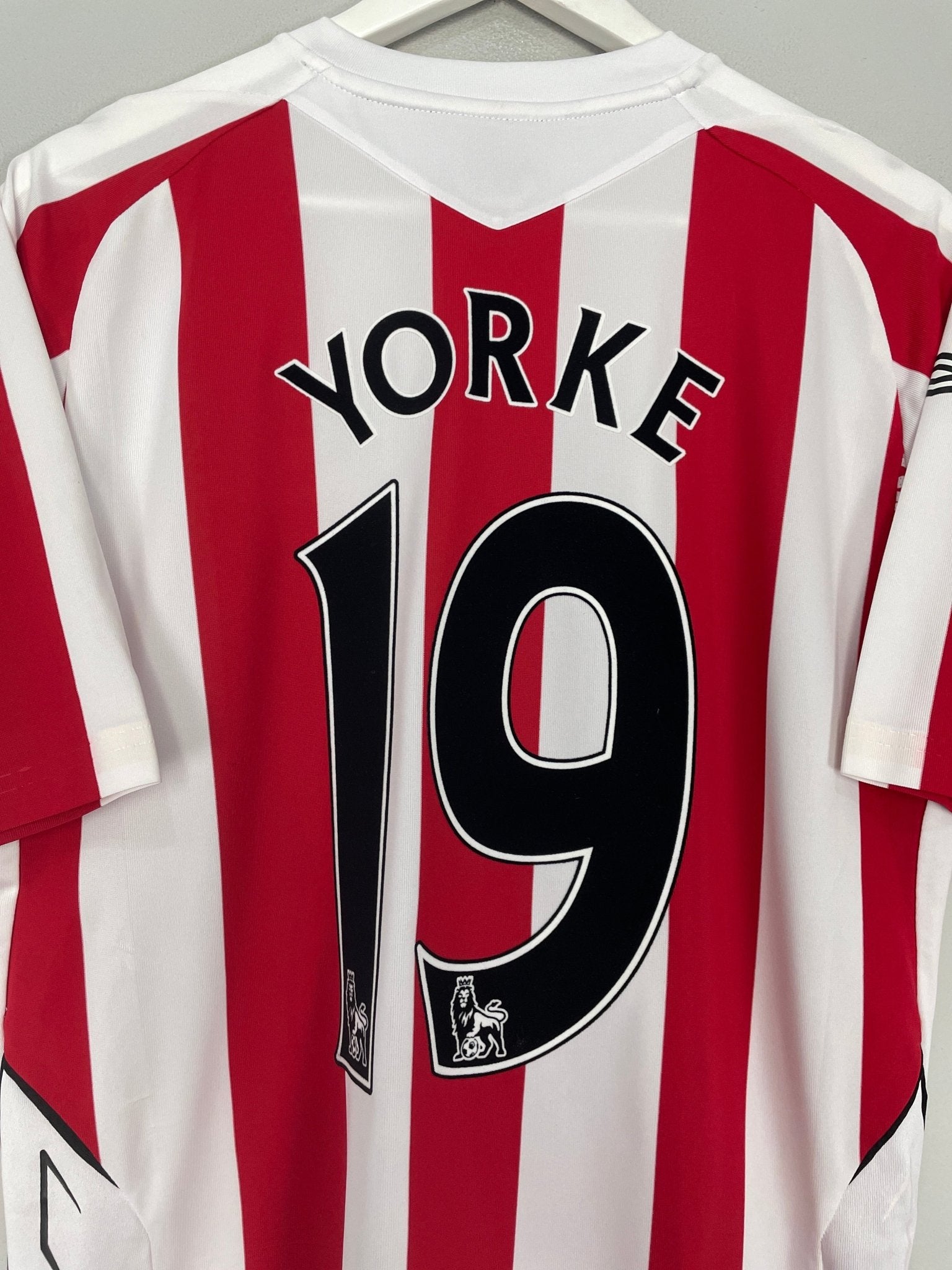 Shop 2007/08 SUNDERLAND YORKE #19 HOME SHIRT (M) UMBRO, classic football shirts, vintage football shirts & retro soccer jerseys at Cult Kits