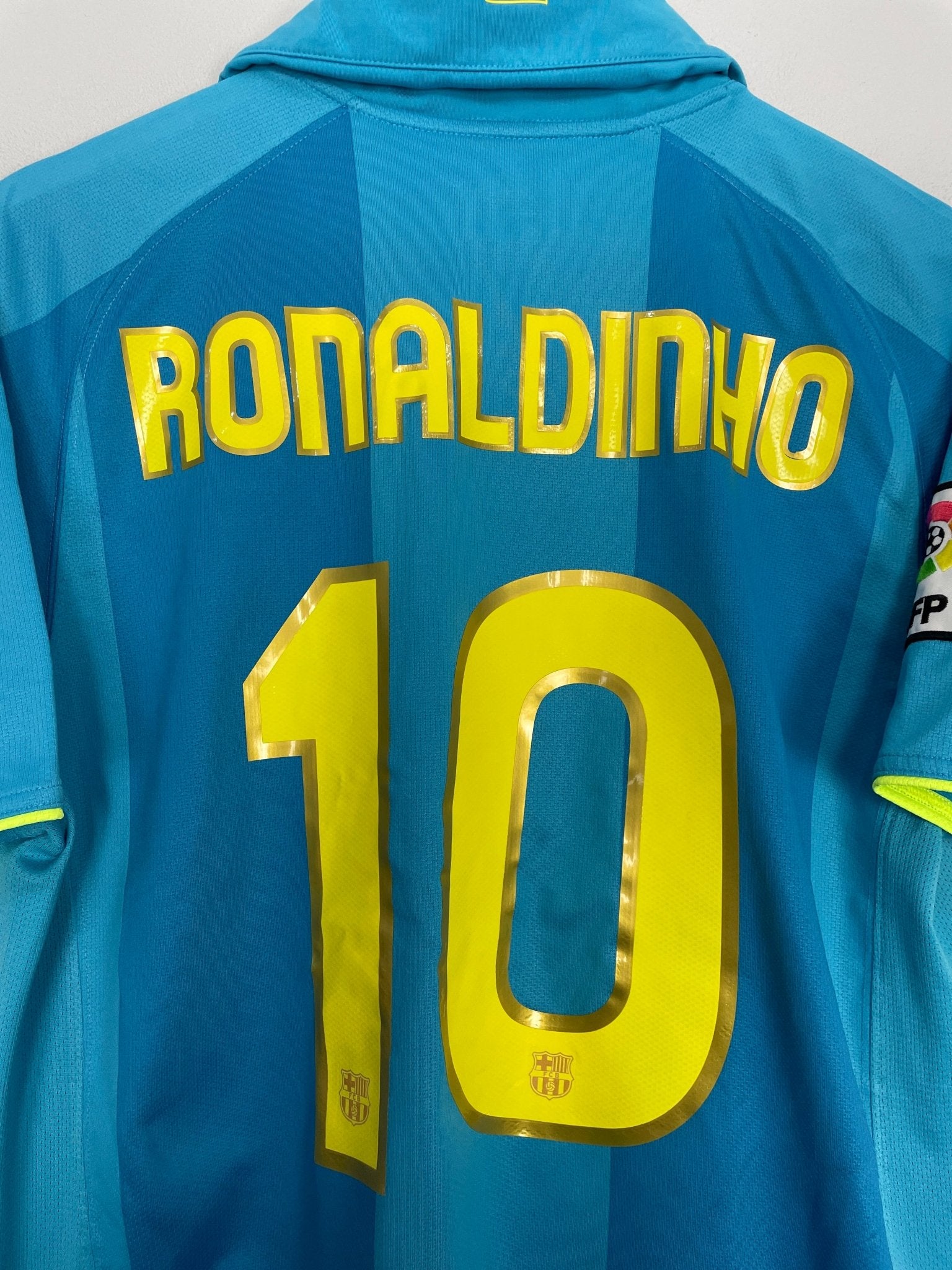 Shop 2007/09 BARCELONA RONALDINHO #10 AWAY SHIRT (M) NIKE, classic football shirts, vintage football shirts & retro soccer jerseys at Cult Kits