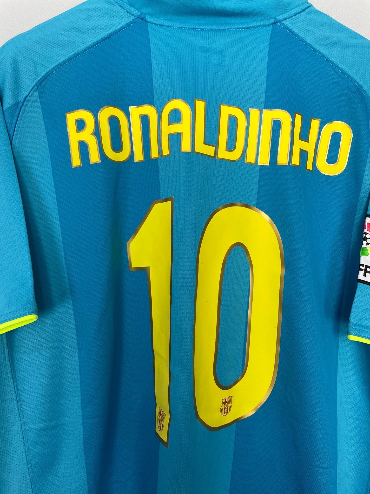 Shop 2007/09 BARCELONA RONALDINHO #10 AWAY SHIRT (XL) NIKE, classic football shirts, vintage football shirts & retro soccer jerseys at Cult Kits