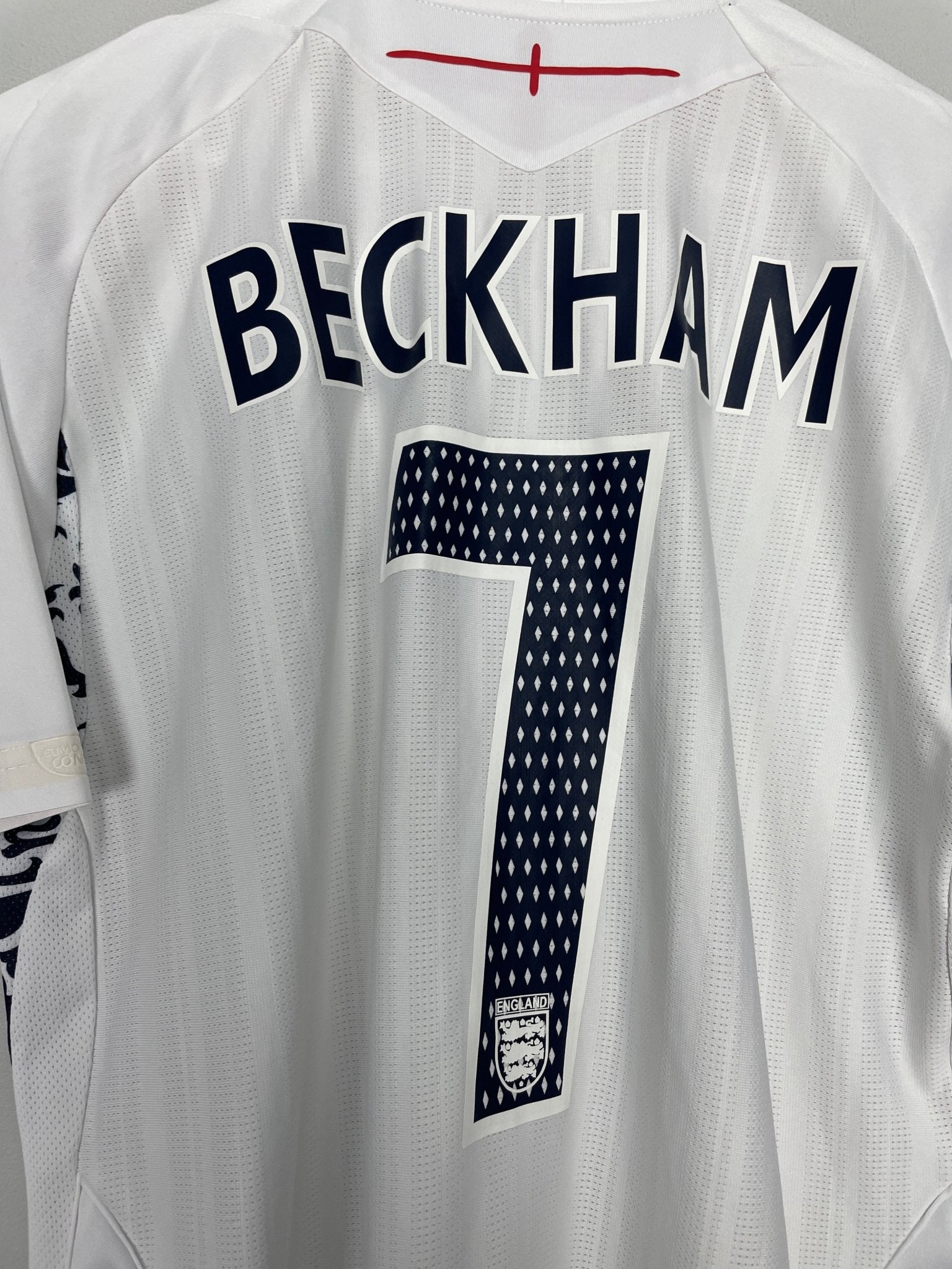 Shop 2007/09 ENGLAND BECKHAM #7 HOME SHIRT (M) UMBRO, classic football shirts, vintage football shirts & retro soccer jerseys at Cult Kits