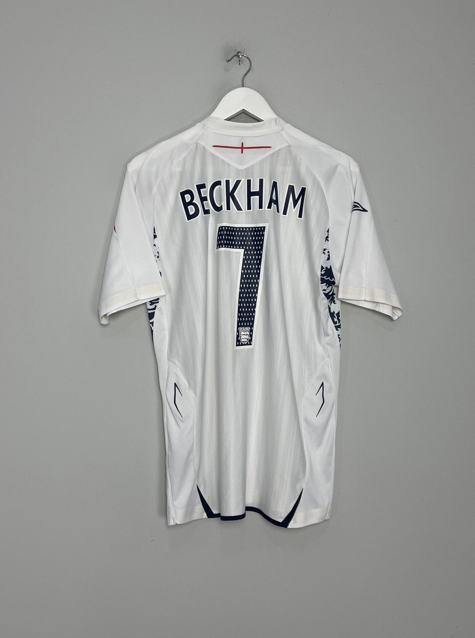 Shop 2007/09 ENGLAND BECKHAM #7 HOME SHIRT (M) UMBRO, classic football shirts, vintage football shirts & retro soccer jerseys at Cult Kits