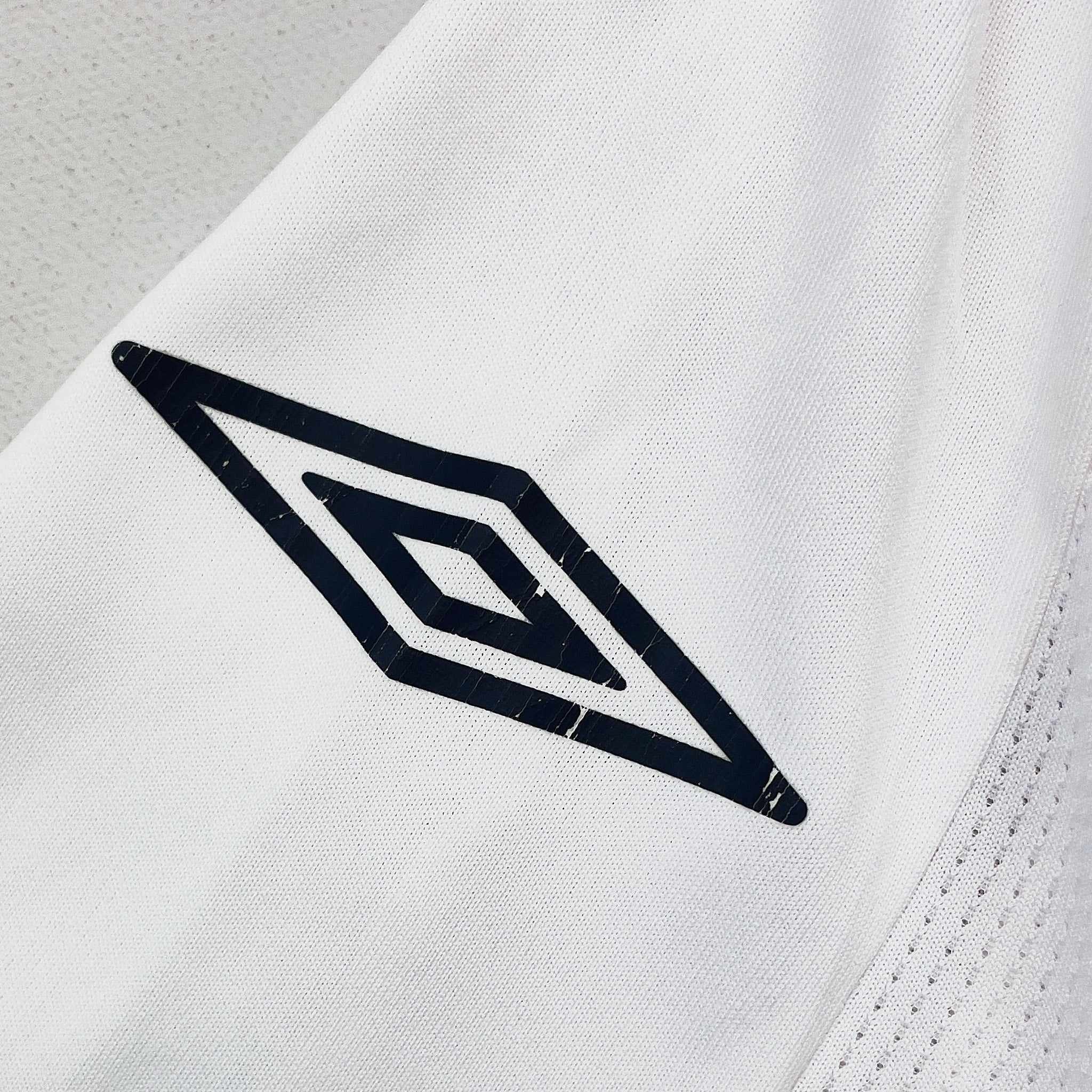 Buy 2007/09 England Home Shirt (L) Umbro ~ Free worldwide shipping ~ Authentic Vintage Football Shirts from Cult Kits