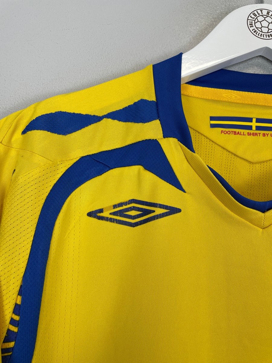 2007/09 SWEDEN HOME SHIRT (M) UMBRO - Cult Kits - Medium - Buy Vintage Football Shirts, Authentic Retro Football Shirts For Sale, Classic Football Shirts & Soccer Jersey