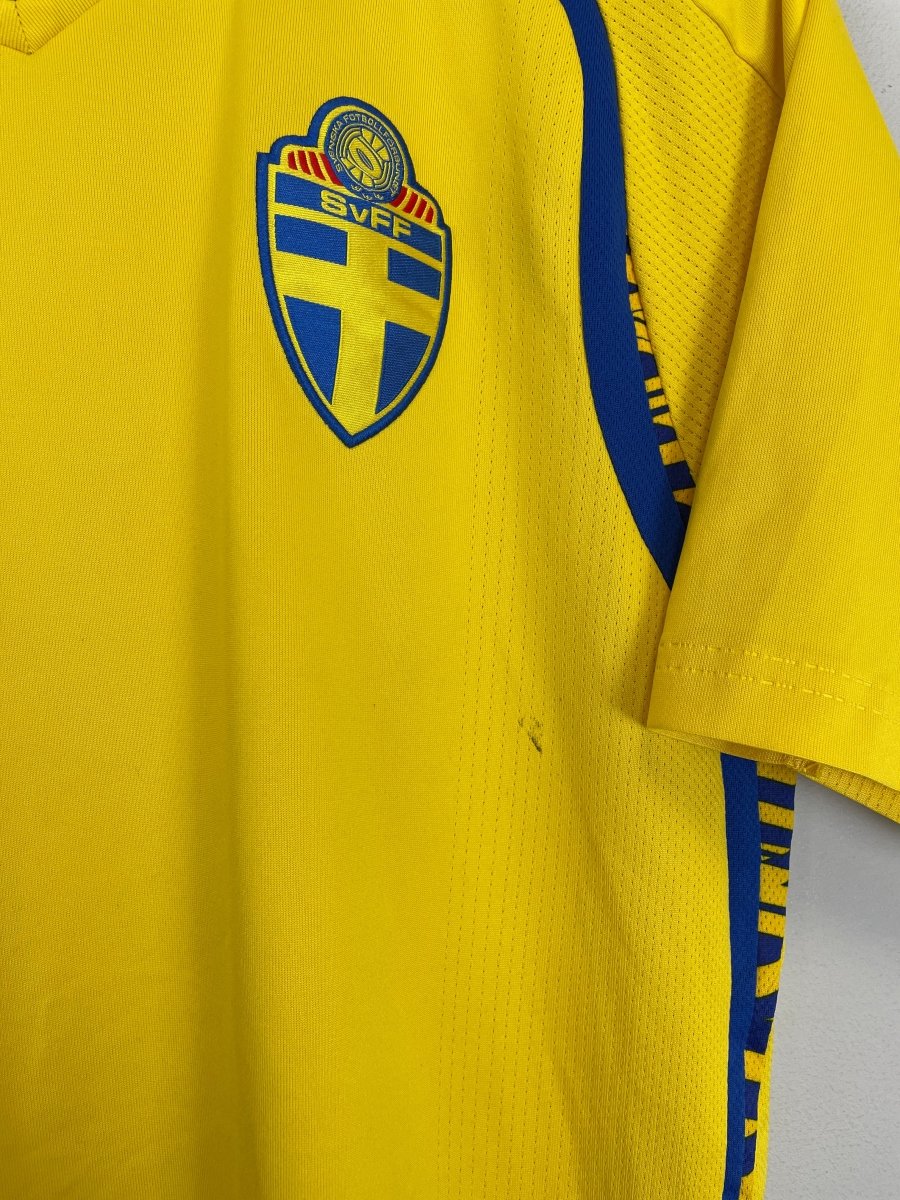 2007/09 SWEDEN HOME SHIRT (M) UMBRO - Cult Kits - Medium - Buy Vintage Football Shirts, Authentic Retro Football Shirts For Sale, Classic Football Shirts & Soccer Jersey