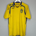 2007/09 SWEDEN HOME SHIRT (M) UMBRO - Cult Kits - Medium - Buy Vintage Football Shirts, Authentic Retro Football Shirts For Sale, Classic Football Shirts & Soccer Jersey