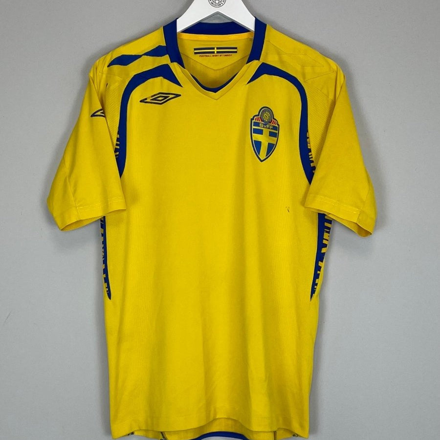 2007/09 SWEDEN HOME SHIRT (M) UMBRO - Cult Kits - Medium - Buy Vintage Football Shirts, Authentic Retro Football Shirts For Sale, Classic Football Shirts & Soccer Jersey