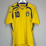 2007/09 SWEDEN IBRAHIMOVIC 10 HOME SHIRT (M) UMBRO - Cult Kits - Medium - Buy Vintage Football Shirts, Authentic Retro Football Shirts For Sale, Classic Football Shirts & Soccer Jersey