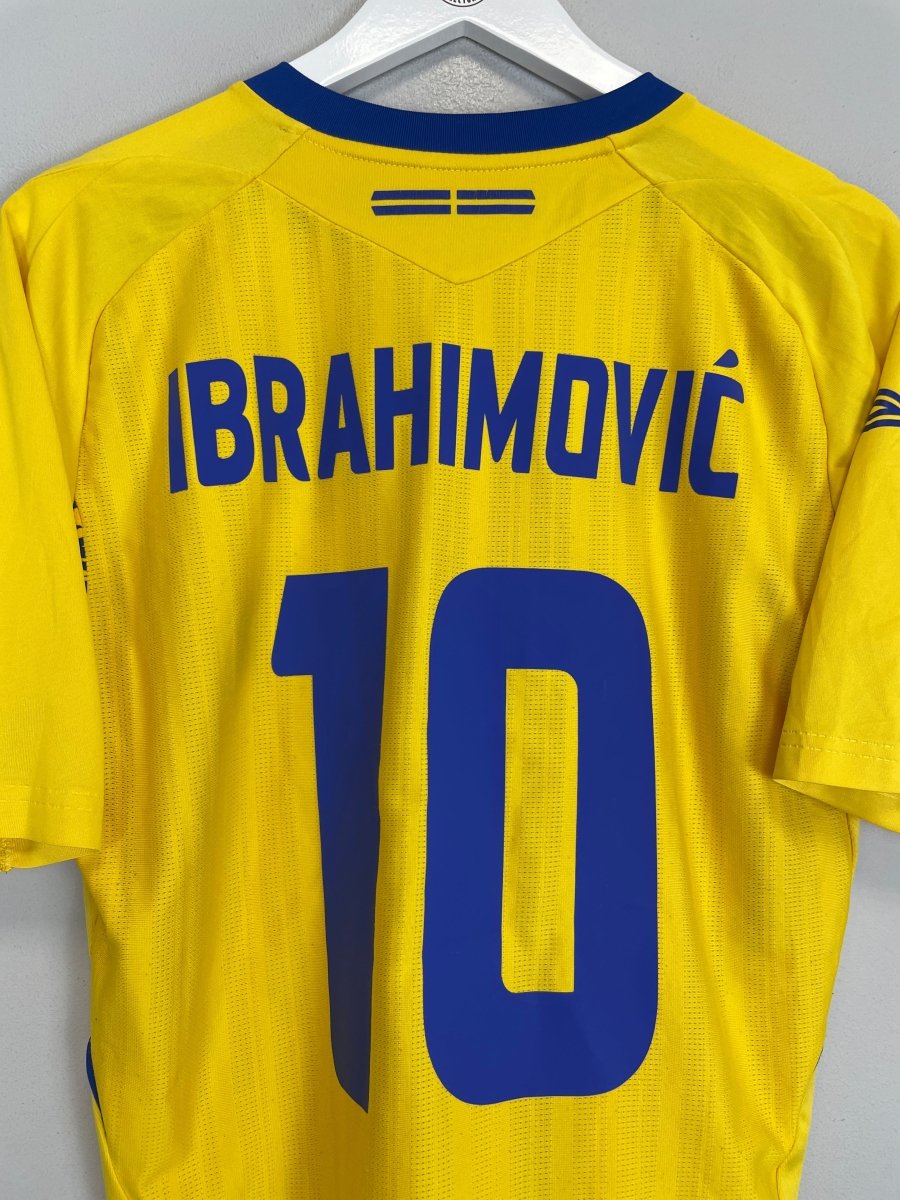 2007/09 SWEDEN IBRAHIMOVIC 10 HOME SHIRT (M) UMBRO - Cult Kits - Medium - Buy Vintage Football Shirts, Authentic Retro Football Shirts For Sale, Classic Football Shirts & Soccer Jersey