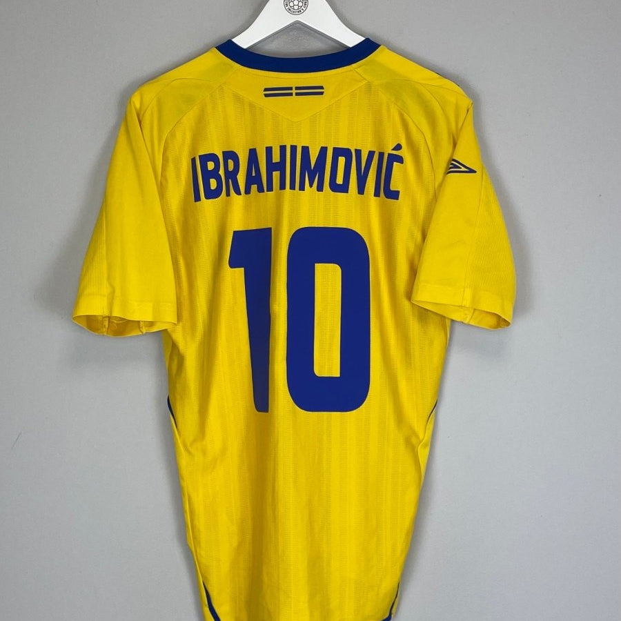 2007/09 SWEDEN IBRAHIMOVIC 10 HOME SHIRT (M) UMBRO - Cult Kits - Medium - Buy Vintage Football Shirts, Authentic Retro Football Shirts For Sale, Classic Football Shirts & Soccer Jersey