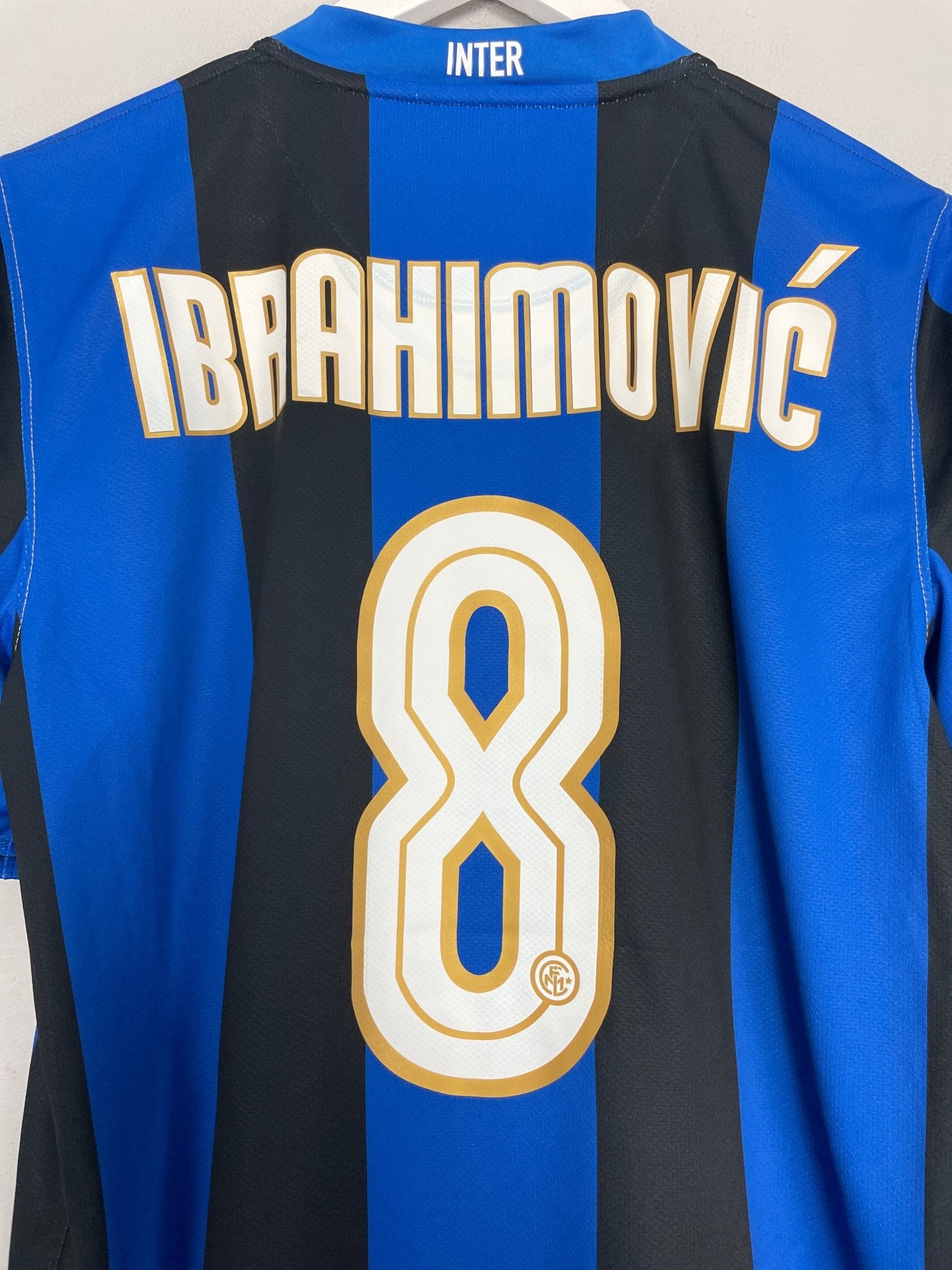 Shop 2008/09 INTER MILAN IBRAHIMOVIC #8 HOME SHIRT (M) NIKE, classic football shirts, vintage football shirts & retro soccer jerseys at Cult Kits