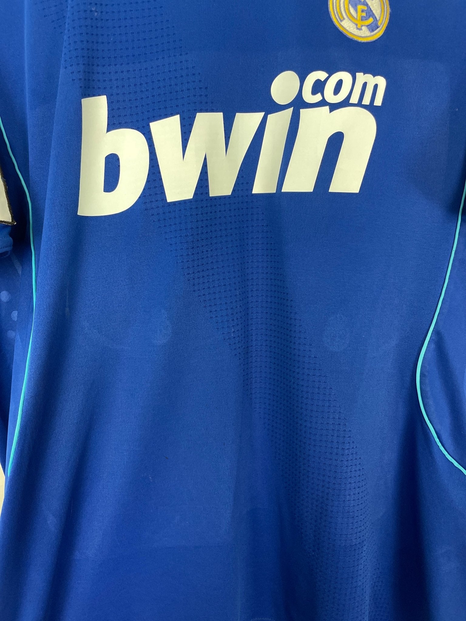 Shop 2008/09 REAL MADRID HIGUAIN #20 AWAY SHIRT (XL) ADIDAS, classic football shirts, vintage football shirts & retro soccer jerseys at Cult Kits
