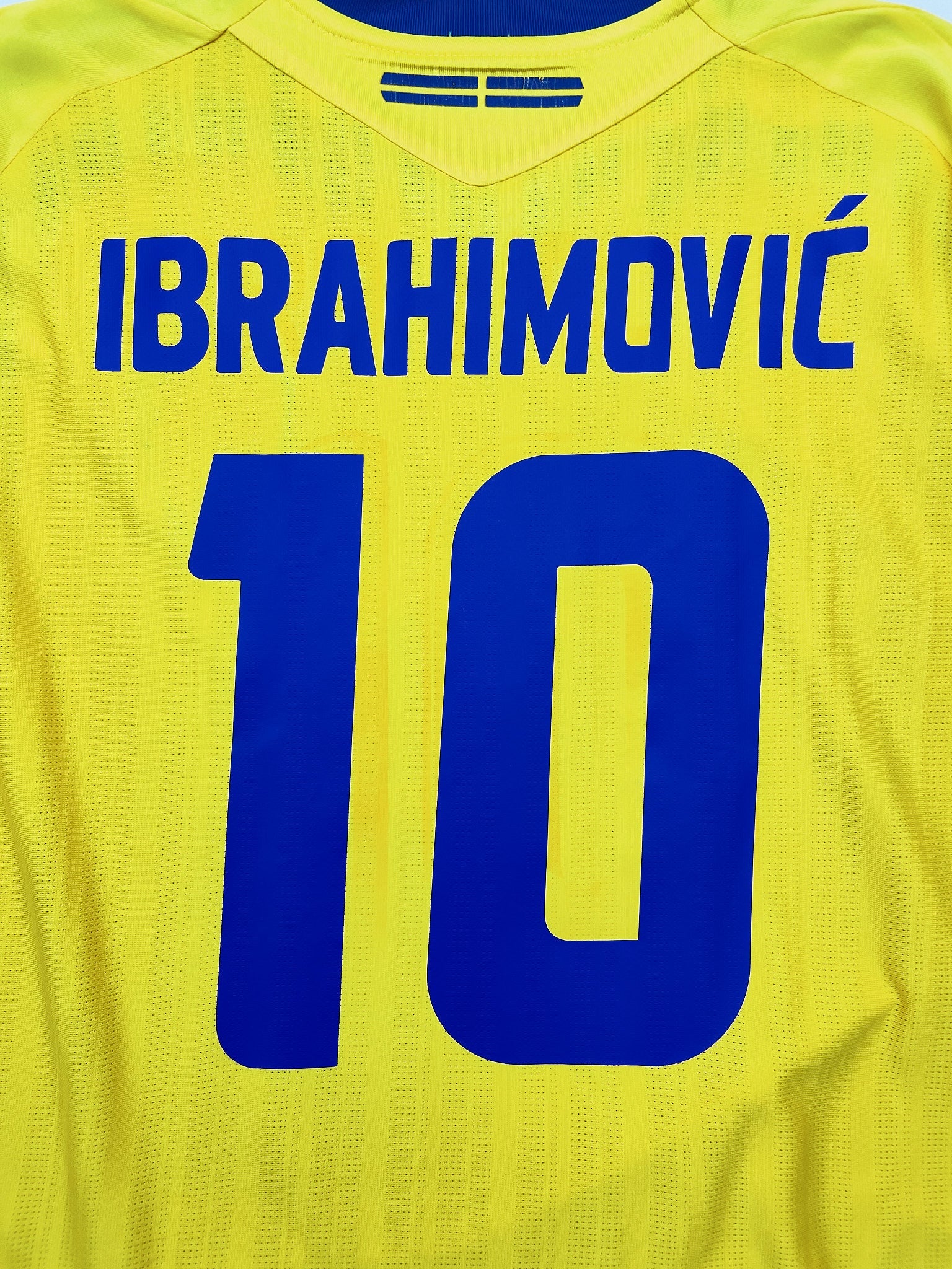 Buy 2008/09 Sweden Ibrahimovic 10 *BNWT with Defects* Home Shirt (XL) Umbro ~ Free worldwide shipping ~ Authentic Vintage Football Shirts from Cult Kits