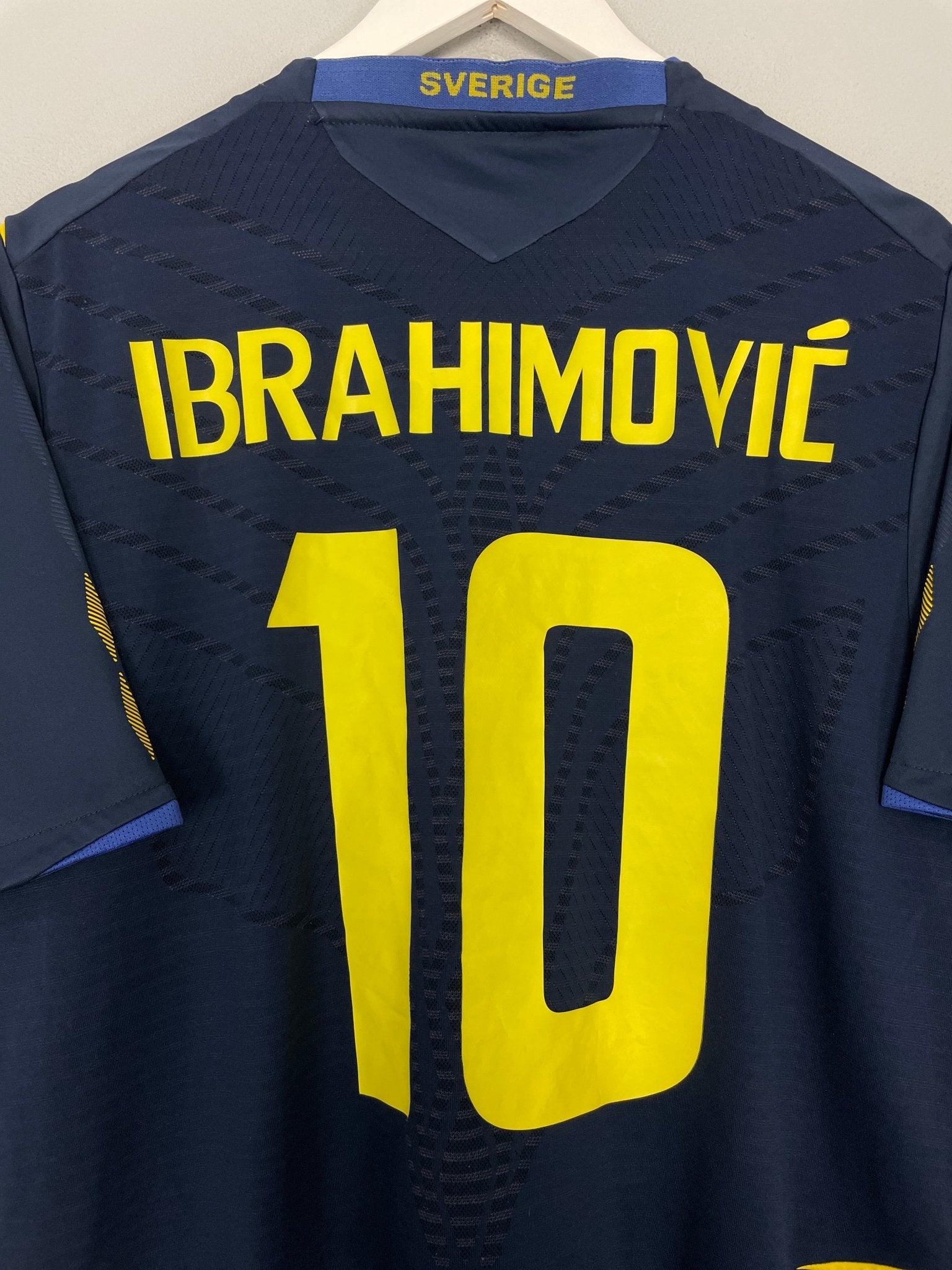 Shop 2008/09 SWEDEN IBRAHIMOVIC #9 AWAY SHIRT (L) UMBRO, classic football shirts, vintage football shirts & retro soccer jerseys at Cult Kits
