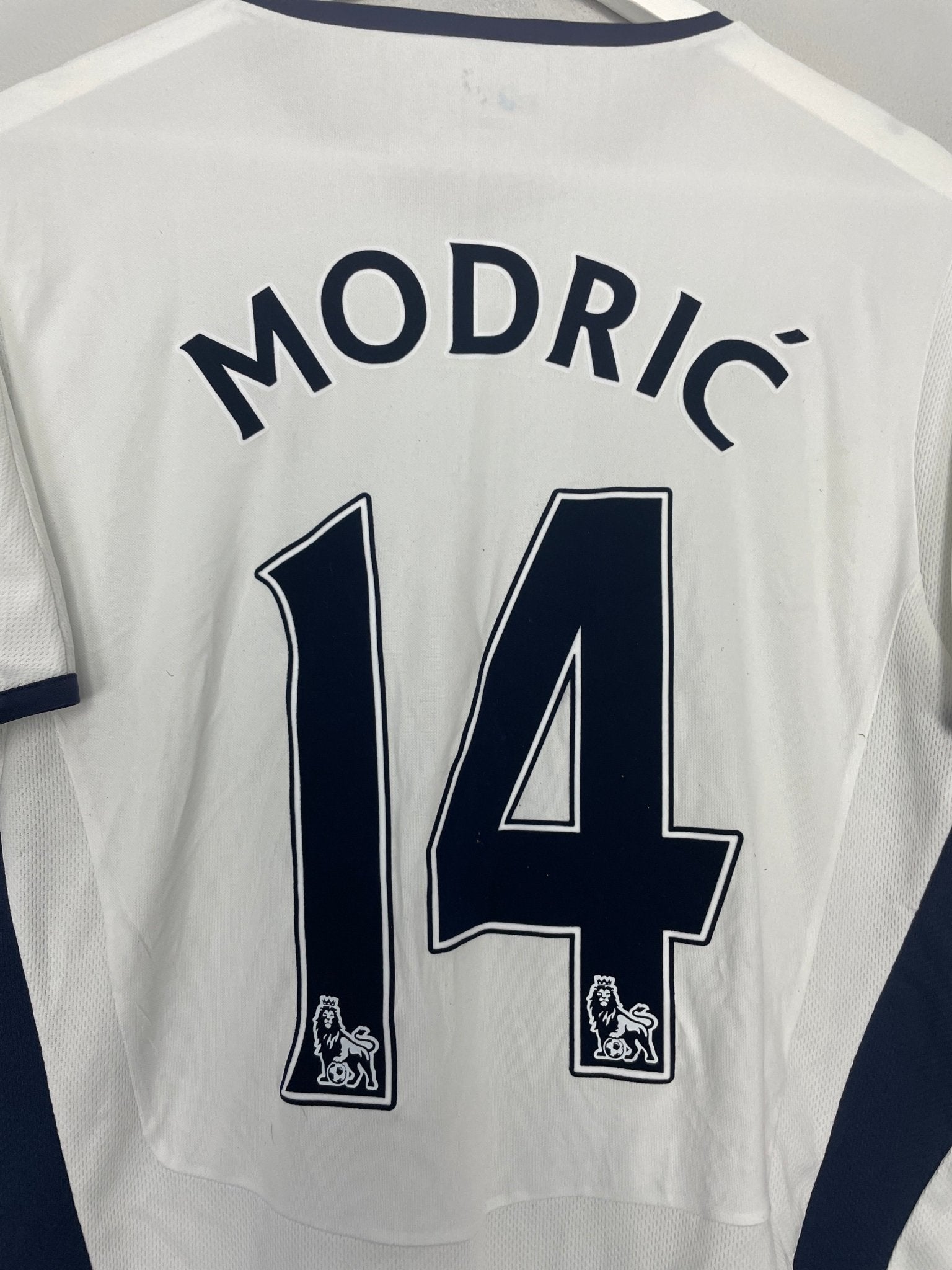 Shop 2008/09 TOTTENHAM MODRIC #10 HOME SHIRT (M) PUMA, classic football shirts, vintage football shirts & retro soccer jerseys at Cult Kits