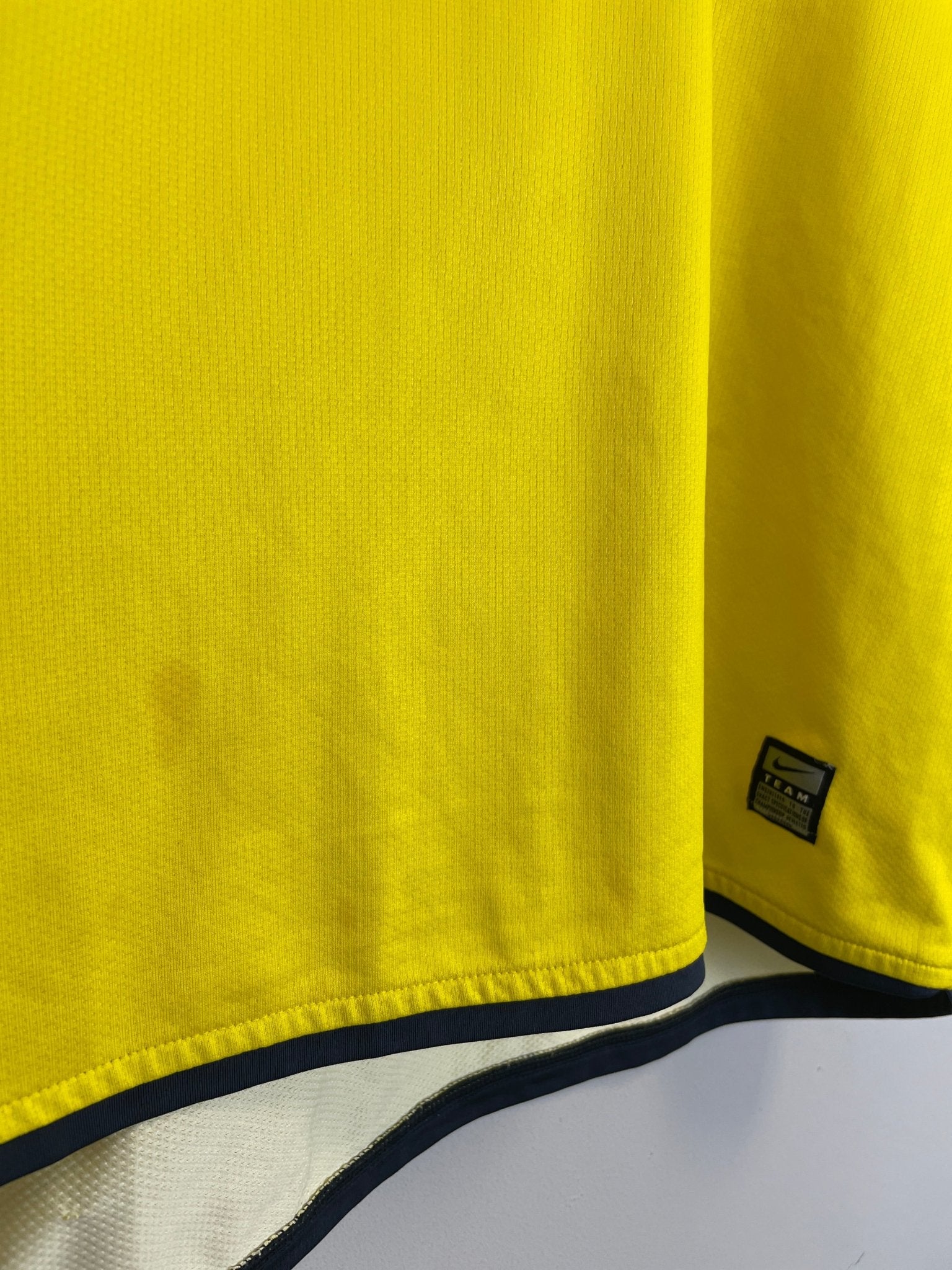 Shop 2008/10 BARCELONA INIESTA #8 AWAY SHIRT (XL) NIKE, classic football shirts, vintage football shirts & retro soccer jerseys at Cult Kits