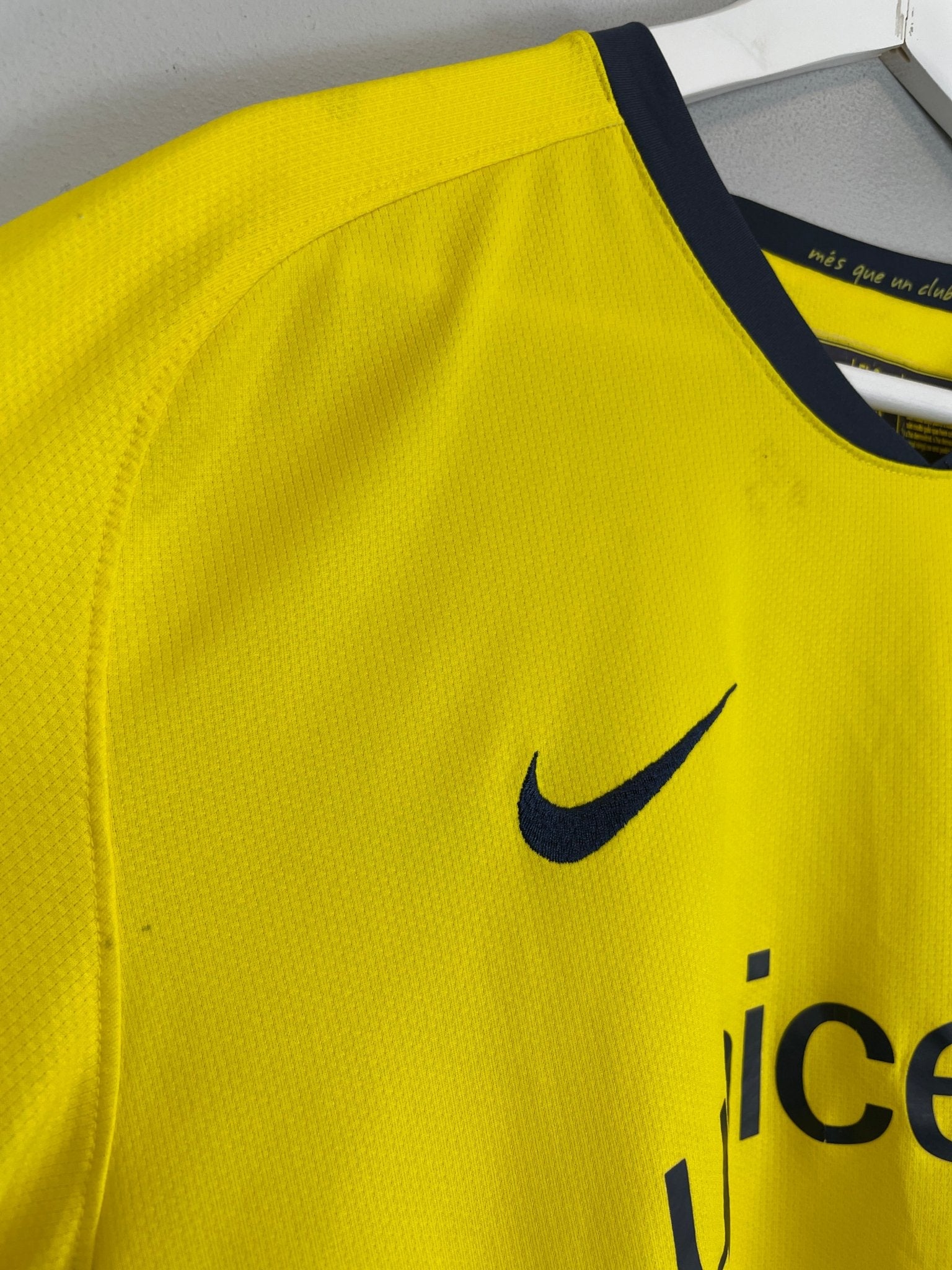 Shop 2008/10 BARCELONA INIESTA #8 AWAY SHIRT (XL) NIKE, classic football shirts, vintage football shirts & retro soccer jerseys at Cult Kits