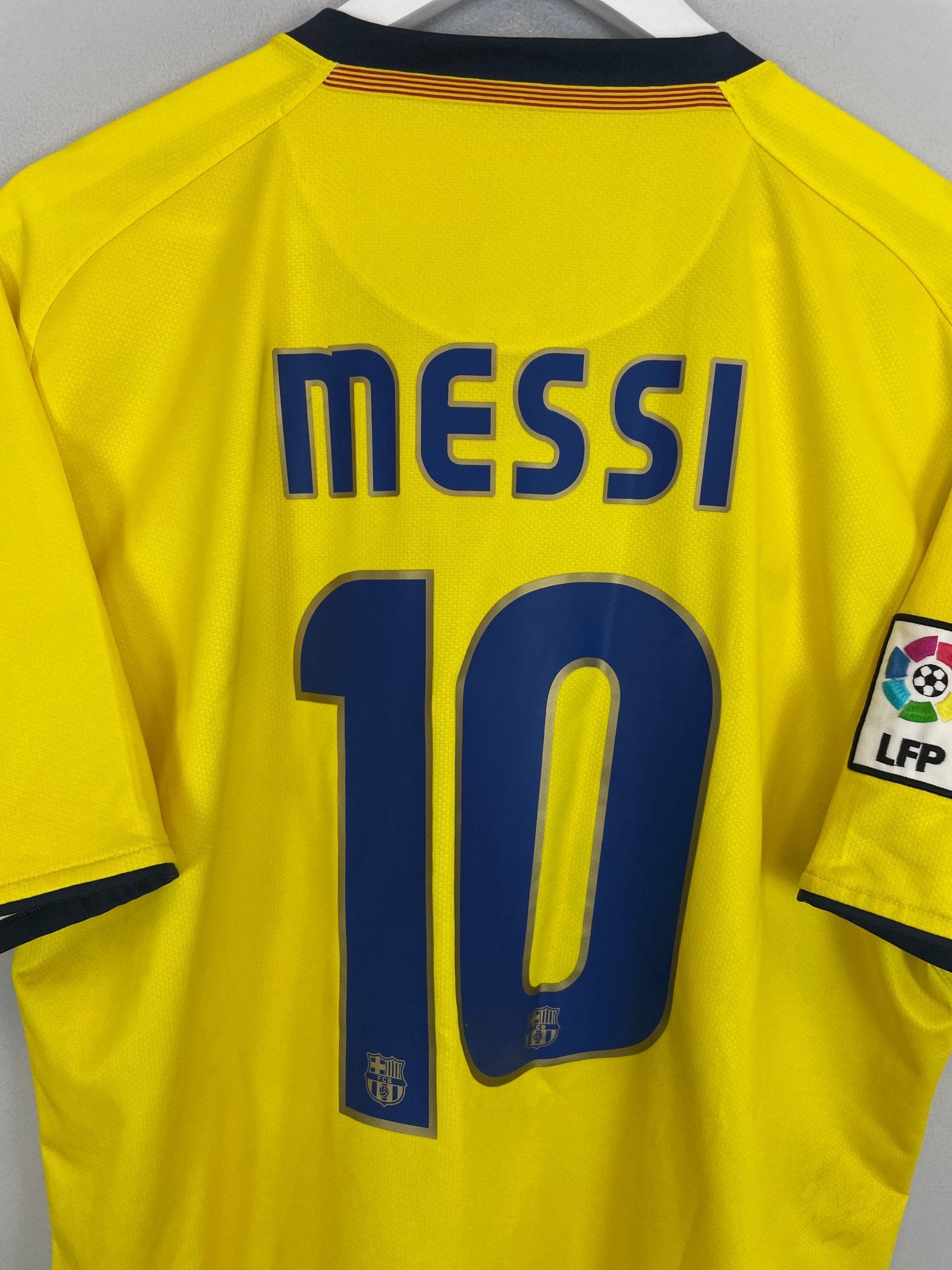 Shop 2008/10 BARCELONA MESSI #10 AWAY SHIRT (XL) NIKE, classic football shirts, vintage football shirts & retro soccer jerseys at Cult Kits