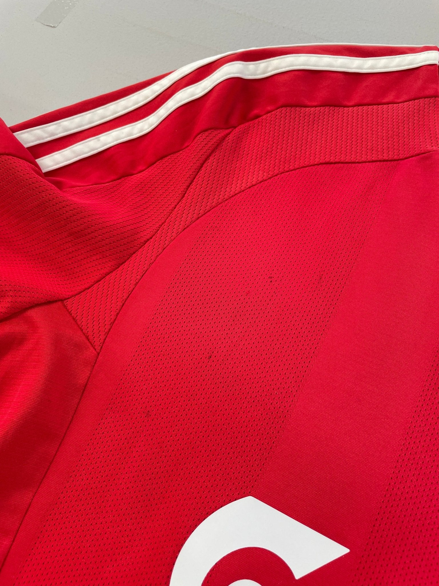 Buy 2008/10 Liverpool Kuyt 18 Home Shirt (M) Adidas ~ Free worldwide shipping ~ Authentic Vintage Football Shirts from Cult Kits