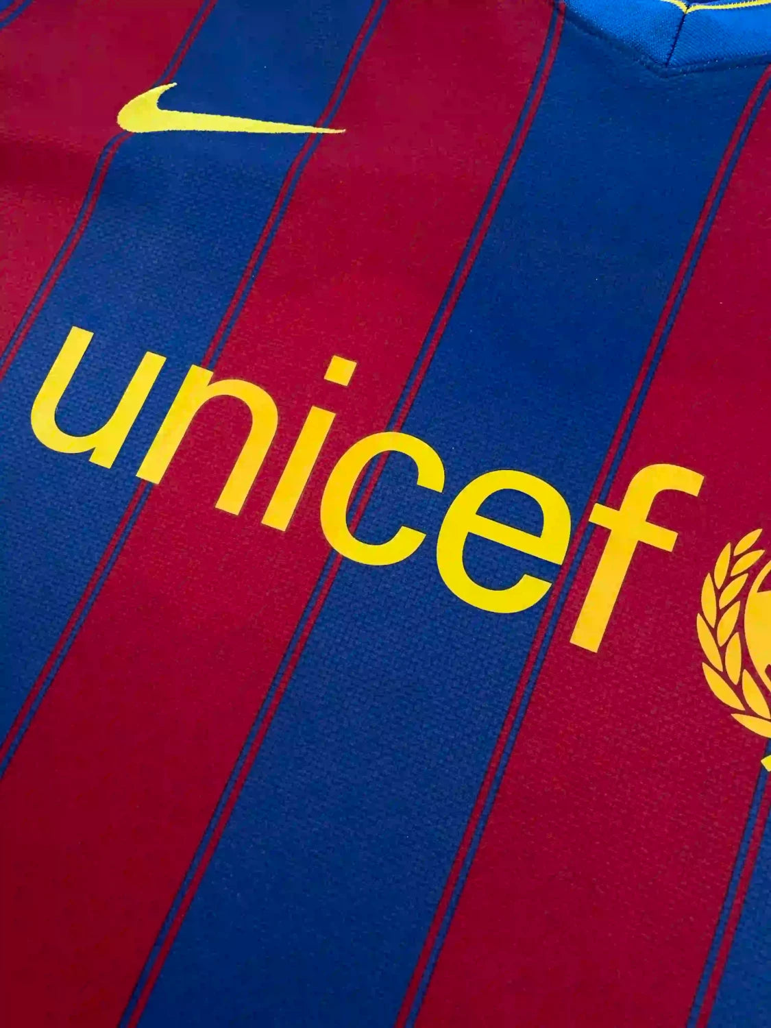 2009 Barcelona Nike football shirt - view 3 - Cult Kits
