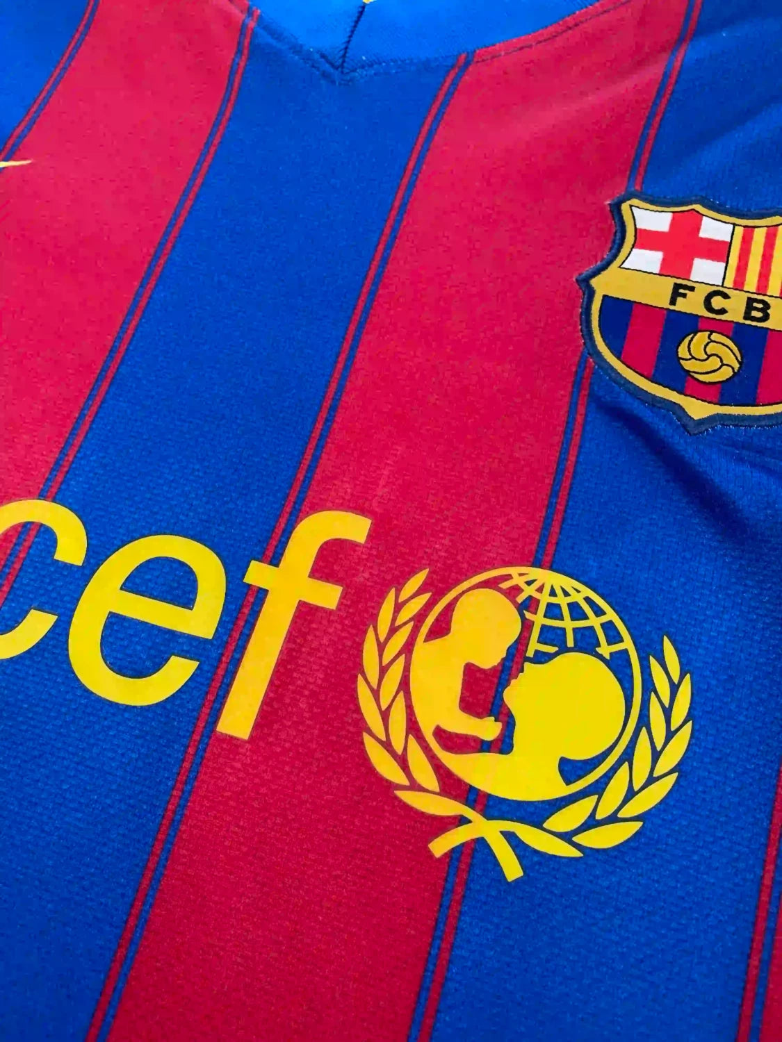 2009 Barcelona Nike football shirt - view 3 - Cult Kits