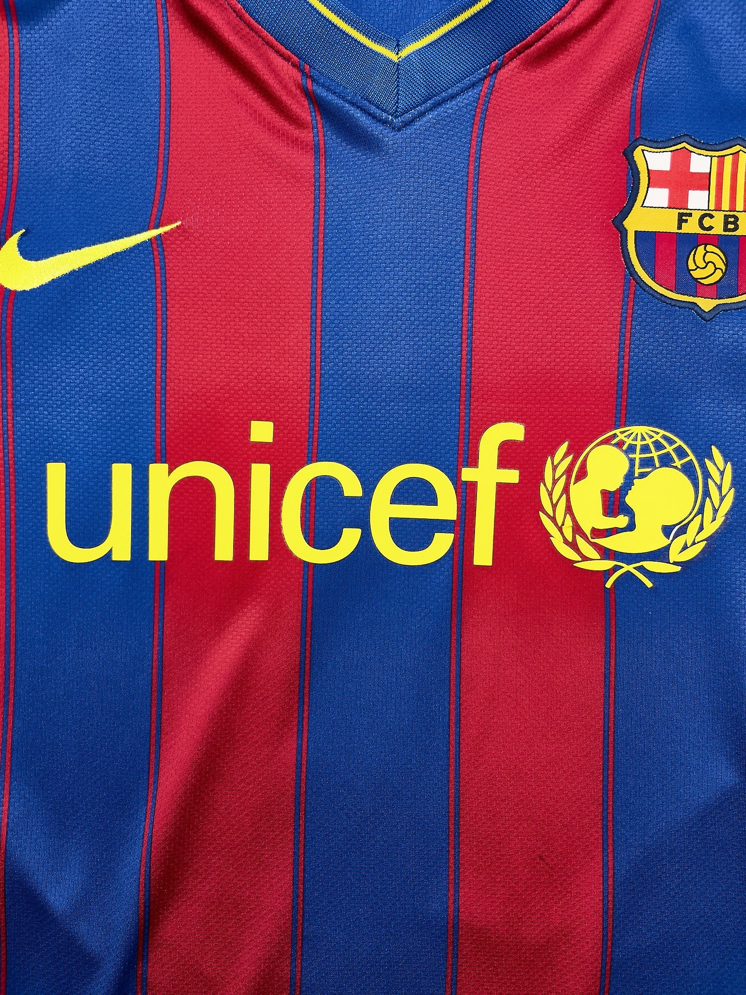 Buy 2009/10 Barcelona Messi 10 Home Shirt (S) Nike ~ Free worldwide shipping ~ Authentic Vintage Football Shirts from Cult Kits