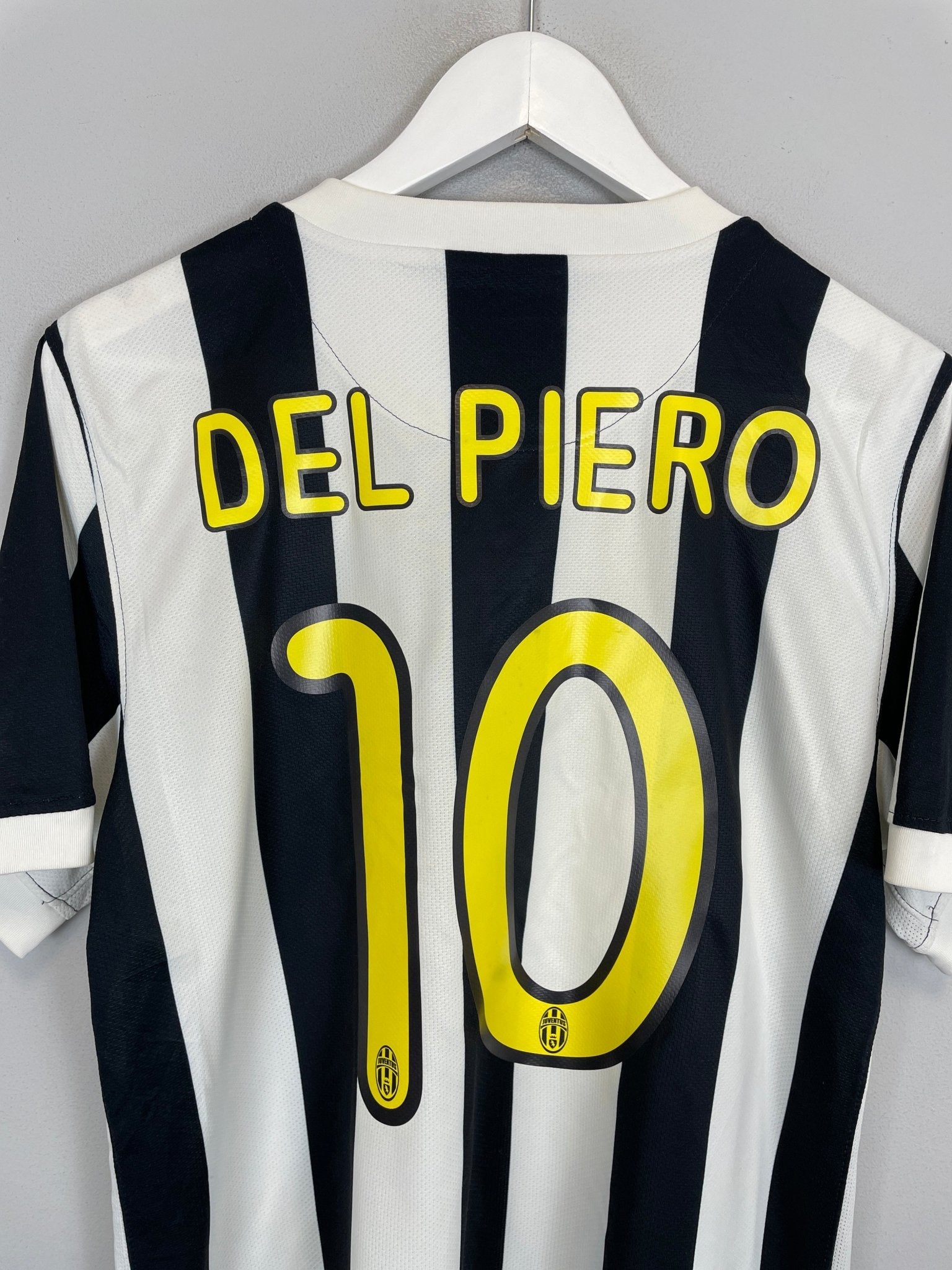 Shop 2009/10 JUVENTUS DEL PIERO #10 HOME SHIRT (M) NIKE, classic football shirts, vintage football shirts & retro soccer jerseys at Cult Kits