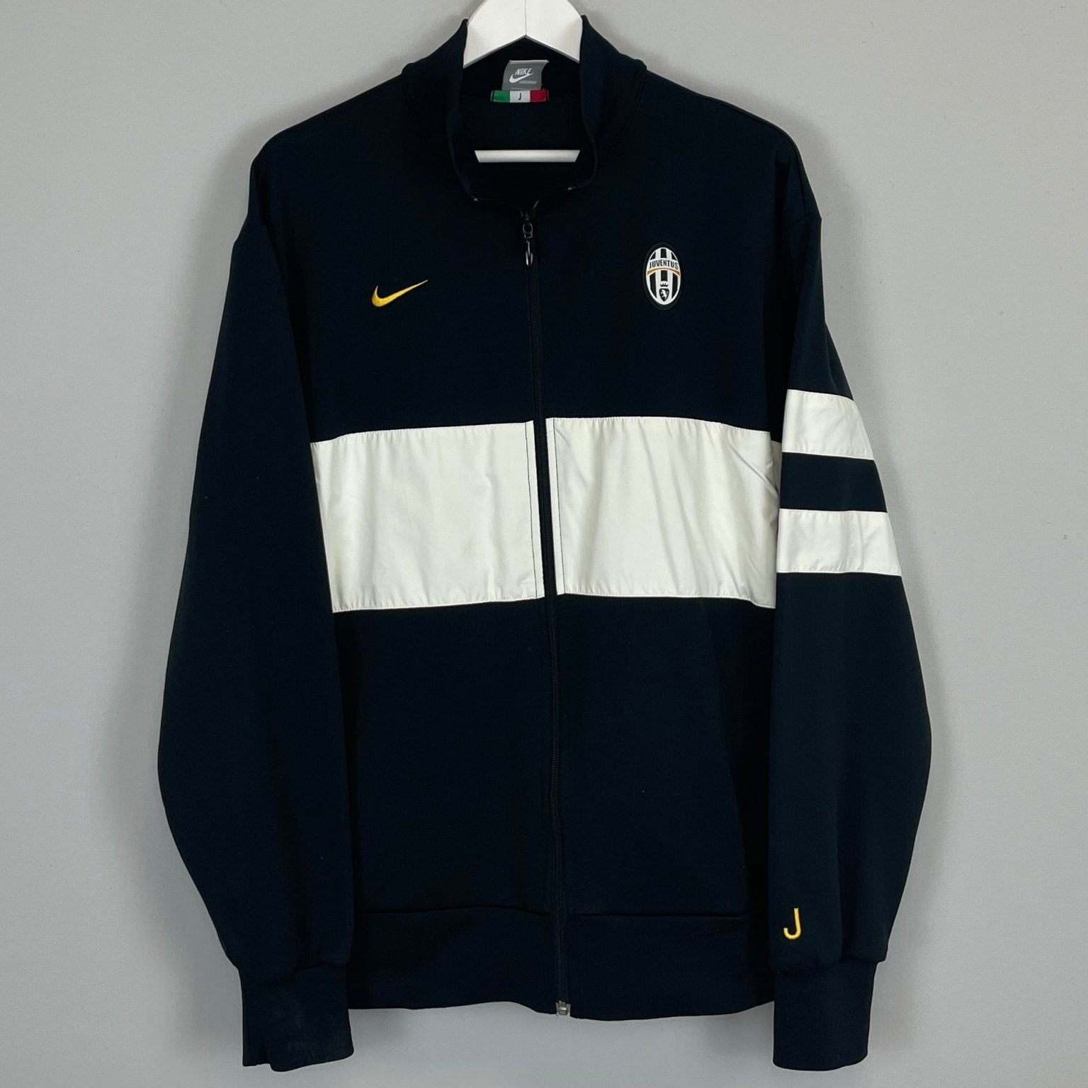 Shop 2009/10 JUVENTUS TRACK JACKET (XL) NIKE, classic football shirts, vintage football shirts & retro soccer jerseys at Cult Kits