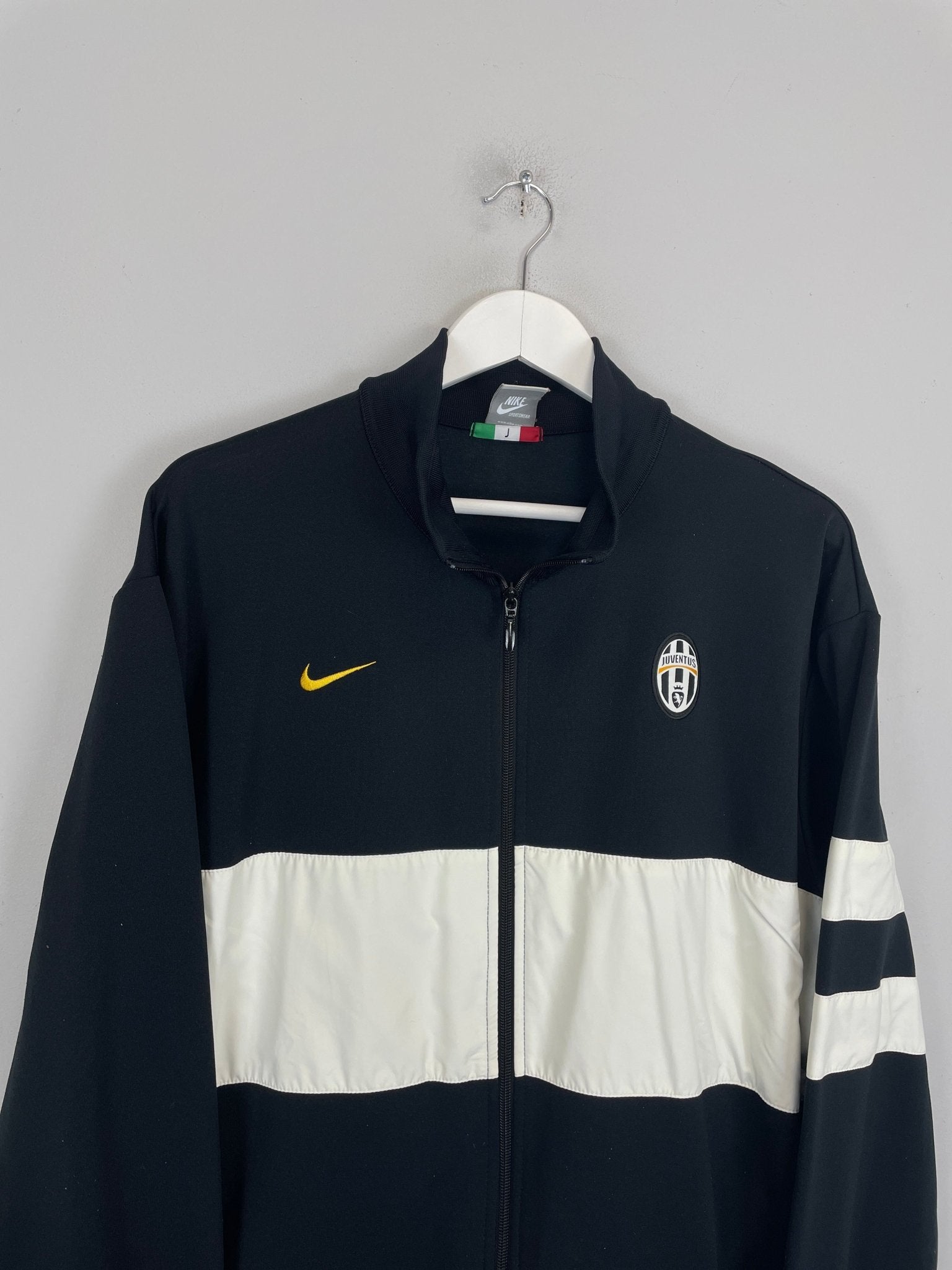 Shop 2009/10 JUVENTUS TRACK JACKET (XL) NIKE, classic football shirts, vintage football shirts & retro soccer jerseys at Cult Kits