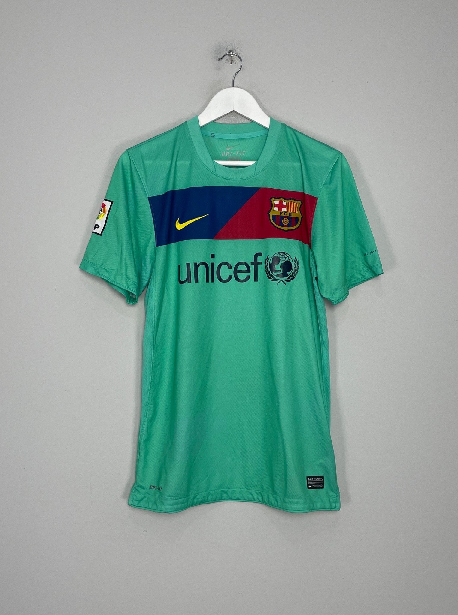 Shop 2010/11 BARCELONA A.INIESTA #8 AWAY SHIRT (S) NIKE, classic football shirts, vintage football shirts & retro soccer jerseys at Cult Kits