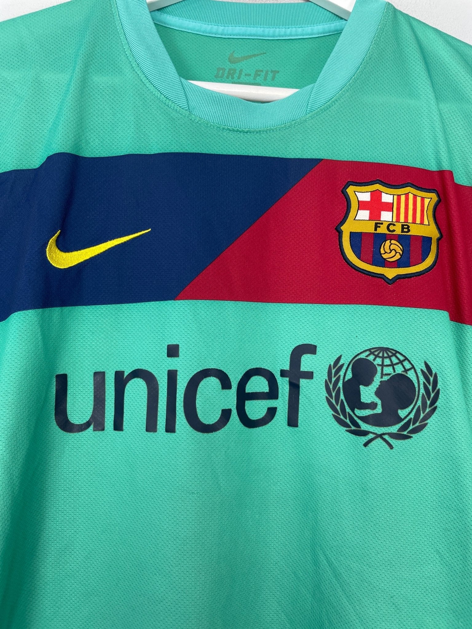 Shop 2010/11 BARCELONA MESSI #10 AWAY SHIRT (M) NIKE, classic football shirts, vintage football shirts & retro soccer jerseys at Cult Kits