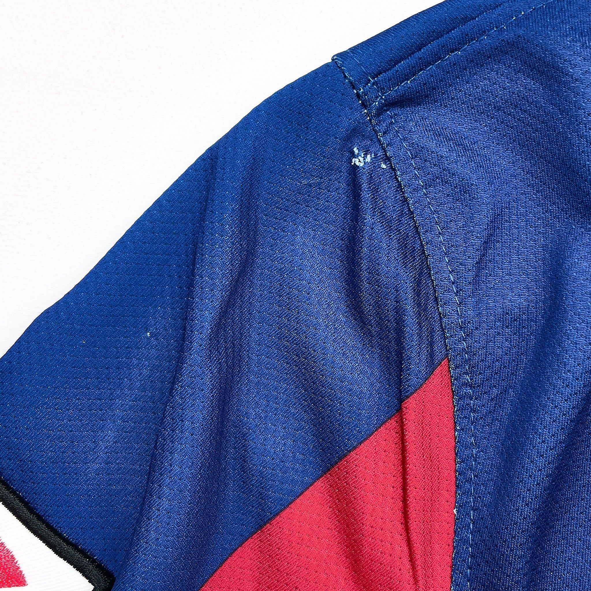Buy 2010/11 Barcelona Messi 10 Home Shirt (L) Nike ~ Free worldwide shipping ~ Authentic Vintage Football Shirts from Cult Kits
