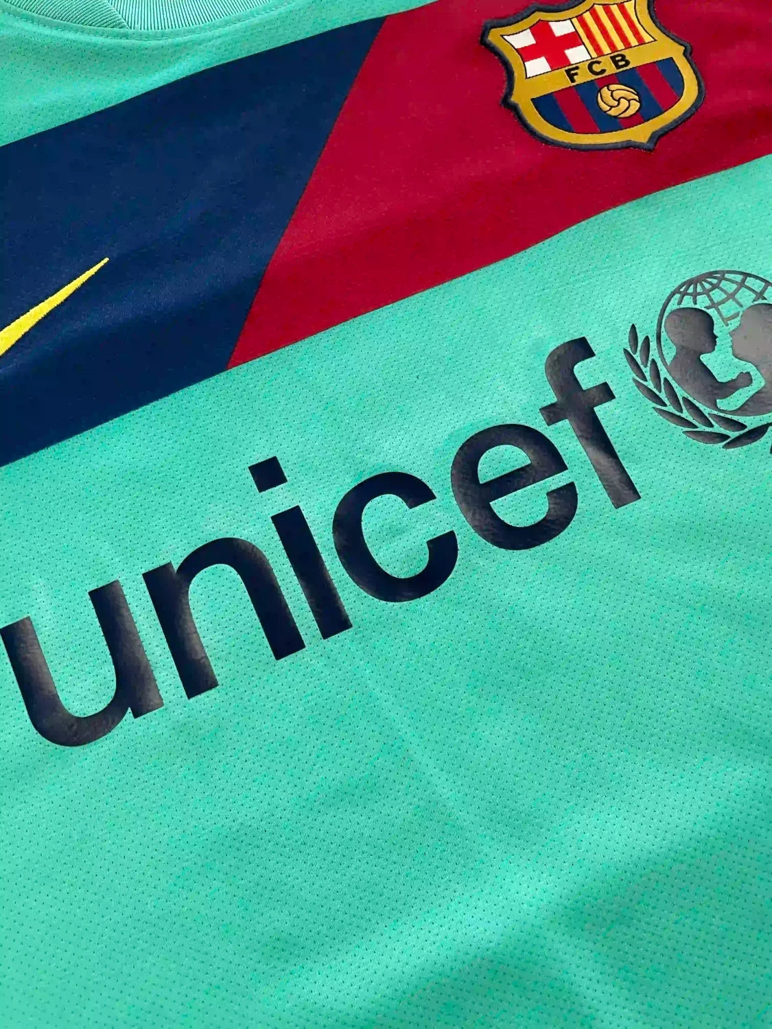 2010 Barcelona Nike football shirt - view 3 - Cult Kits