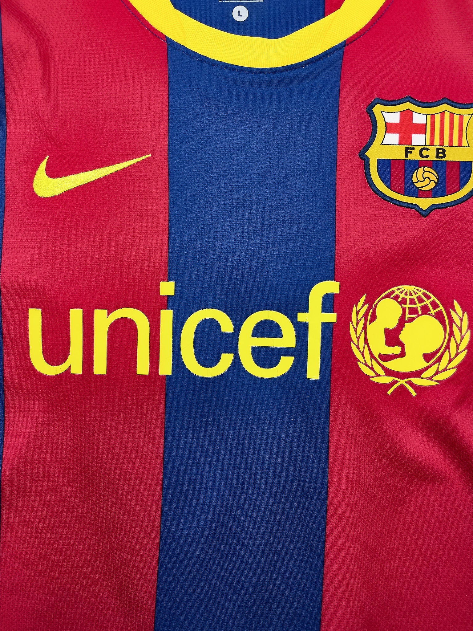 Buy 2010/11 Barcelona Pedro 17 Home Shirt (L) Nike ~ Free worldwide shipping ~ Authentic Vintage Football Shirts from Cult Kits