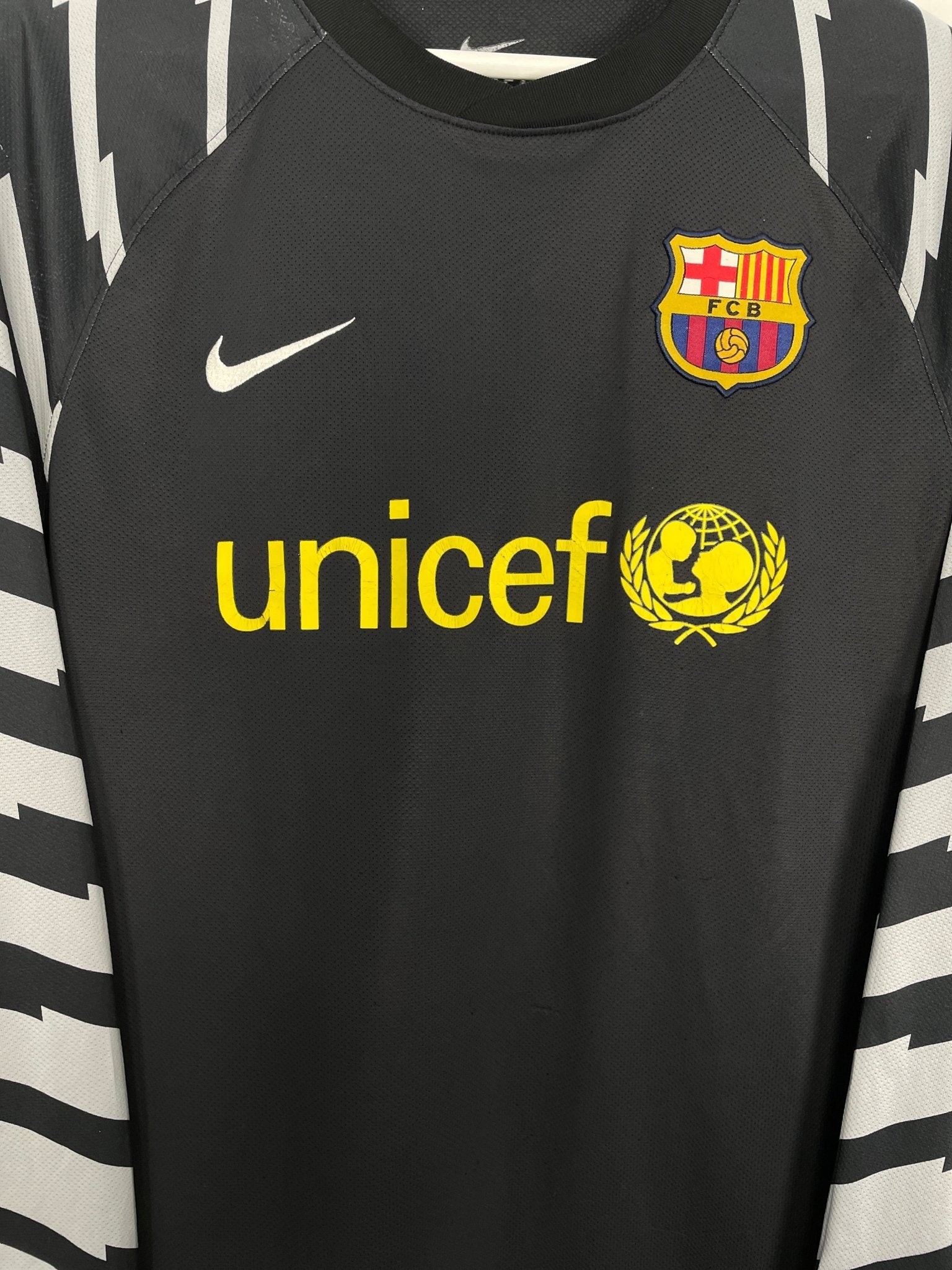 Shop 2010/11 BARCELONA V.VALDES #1 GK SHIRT (L) NIKE, classic football shirts, vintage football shirts & retro soccer jerseys at Cult Kits
