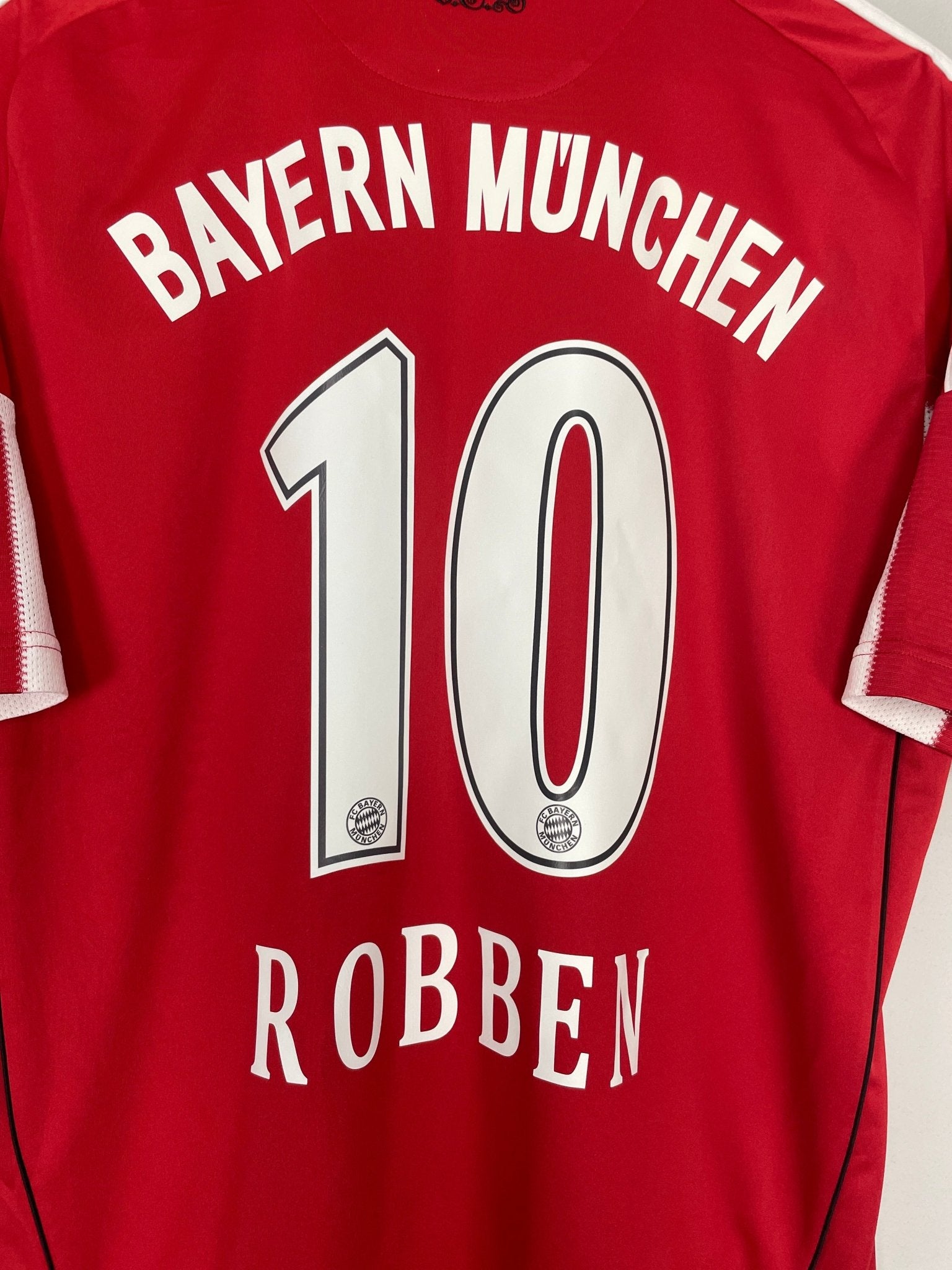 Shop 2010/11 BAYERN MUNICH ROBBEN #10 HOME SHIRT (L) ADIDAS, classic football shirts, vintage football shirts & retro soccer jerseys at Cult Kits