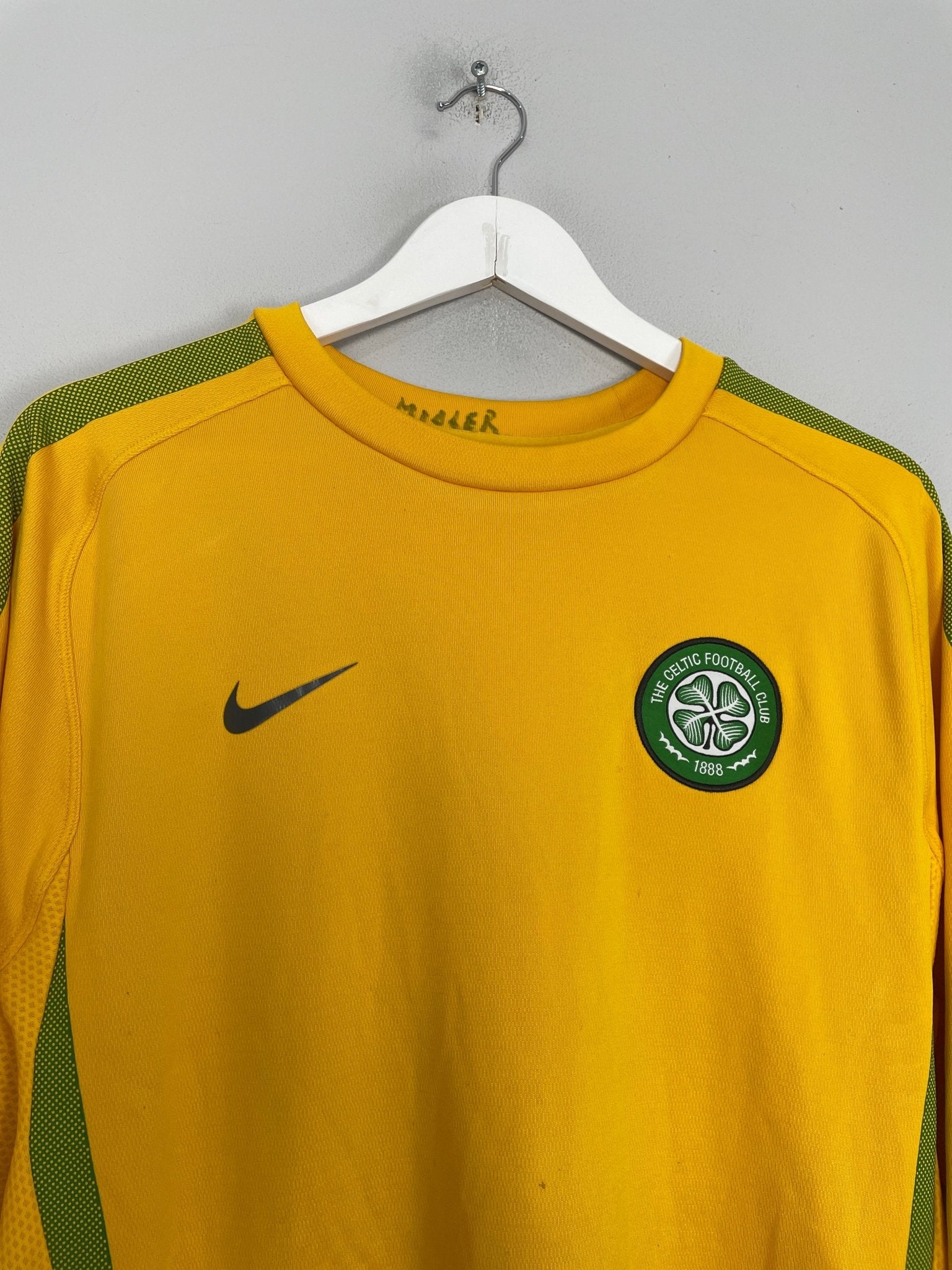 Shop 2010/11 CELTIC TRAINING SHIRT (L) NIKE, classic football shirts, vintage football shirts & retro soccer jerseys at Cult Kits