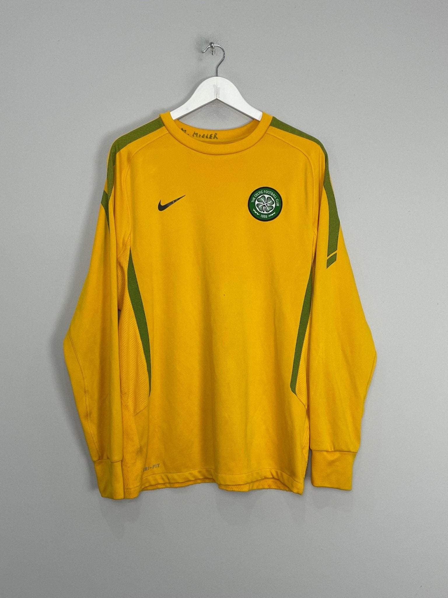 Shop 2010/11 CELTIC TRAINING SHIRT (L) NIKE, classic football shirts, vintage football shirts & retro soccer jerseys at Cult Kits