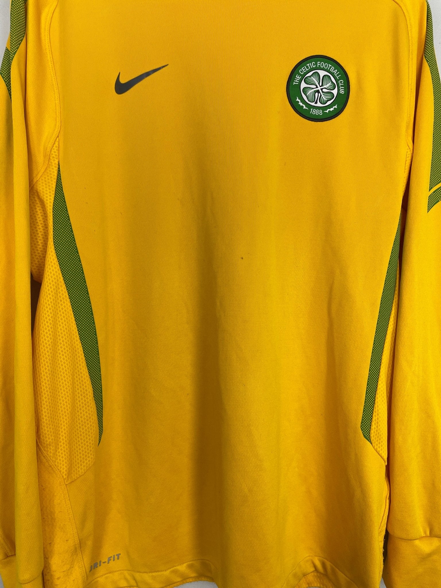 Shop 2010/11 CELTIC TRAINING SHIRT (L) NIKE, classic football shirts, vintage football shirts & retro soccer jerseys at Cult Kits