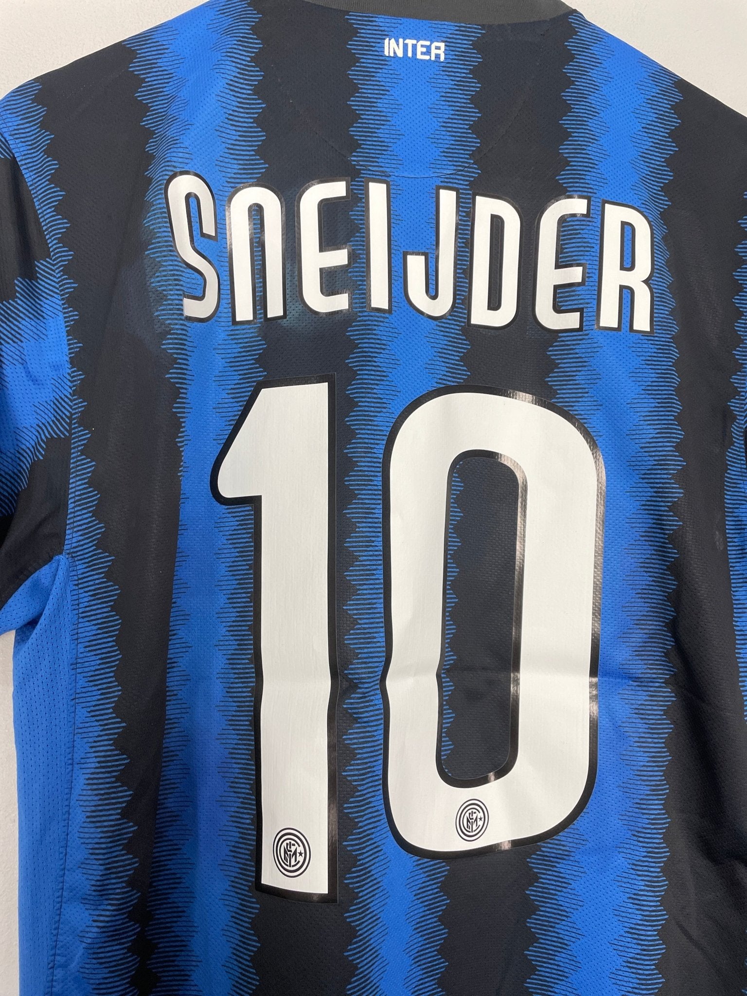Shop 2010/11 INTER MILAN SNEIJDER #10 HOME SHIRT (M) NIKE, classic football shirts, vintage football shirts & retro soccer jerseys at Cult Kits